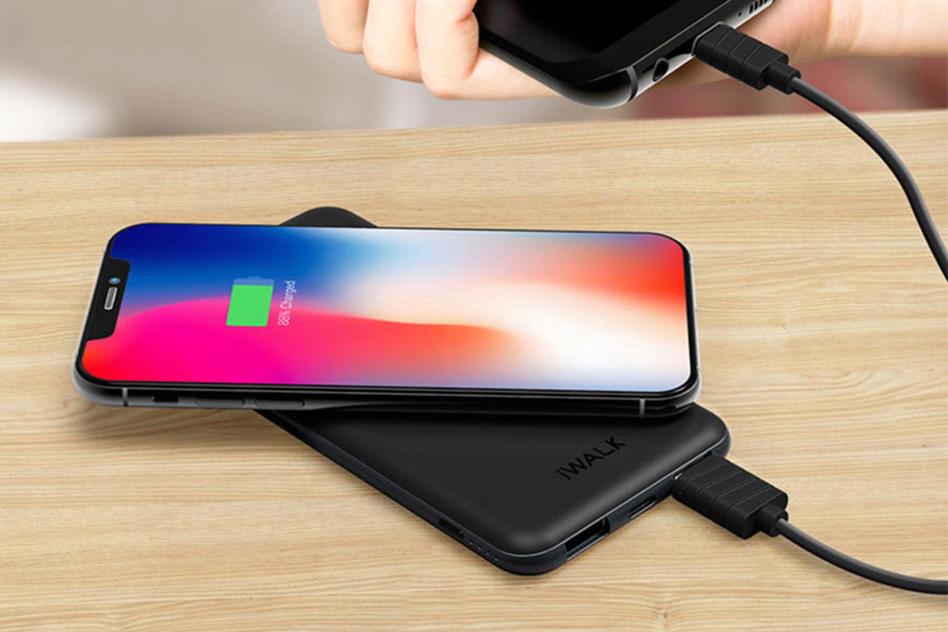 پاوربانک بی‌ سیم آی واک CHIC8000 AIR با ظرفیت 8000 میلی‌آمپر ساعت - نحوه شارژ وایرلس گوشی