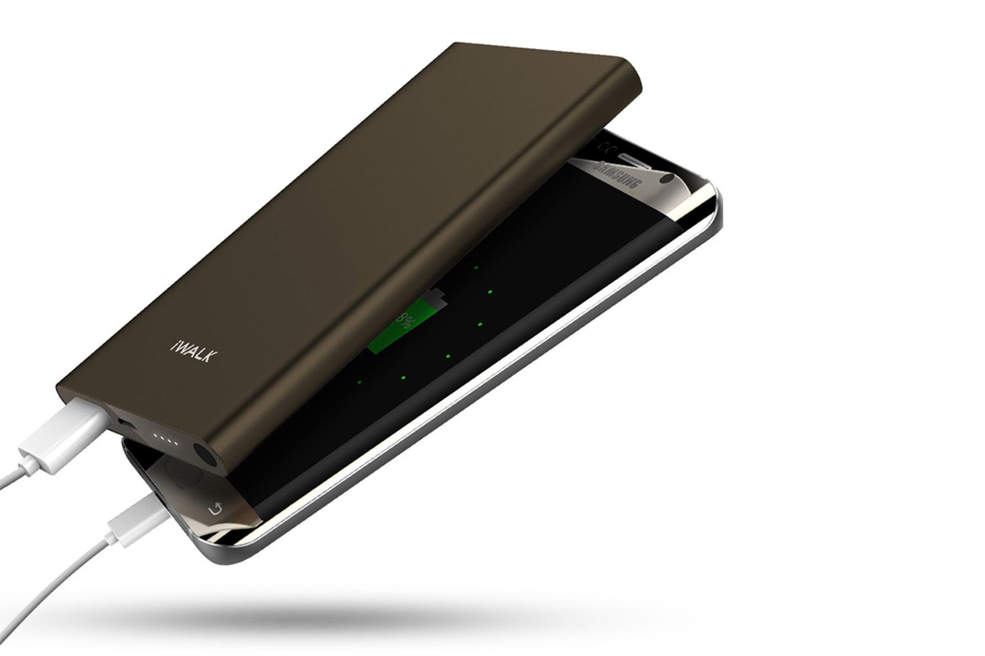 پاور بانک آی واک CHIC10000Q با ظرفیت 10000 میلی‌آمپر ساعت - مقایسه ابعاد با گوشی