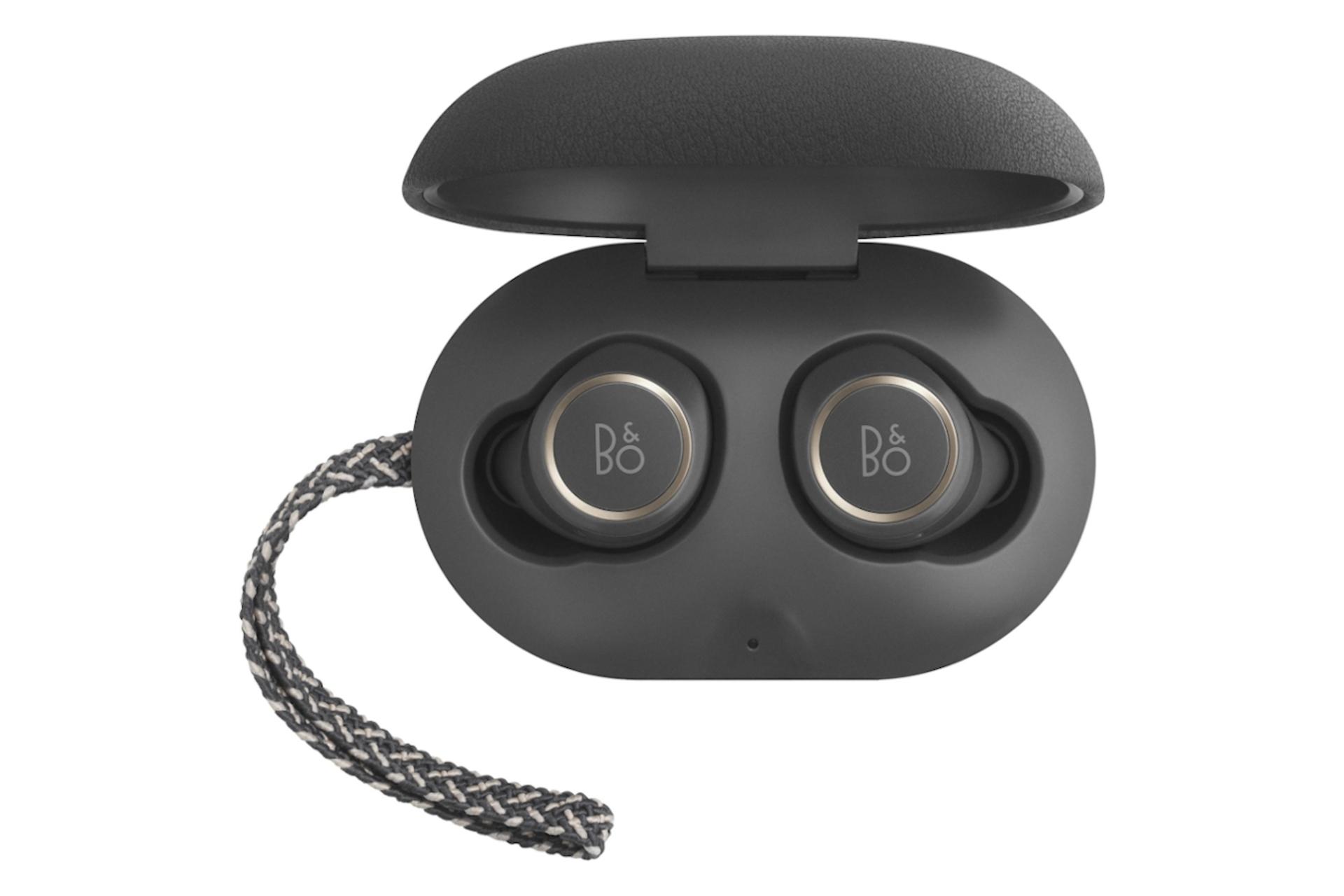 هدفون بی سیم بنگ اند آلفسن Bang & Olufsen Beoplay E8 خاکستری درون محفظه شارژ