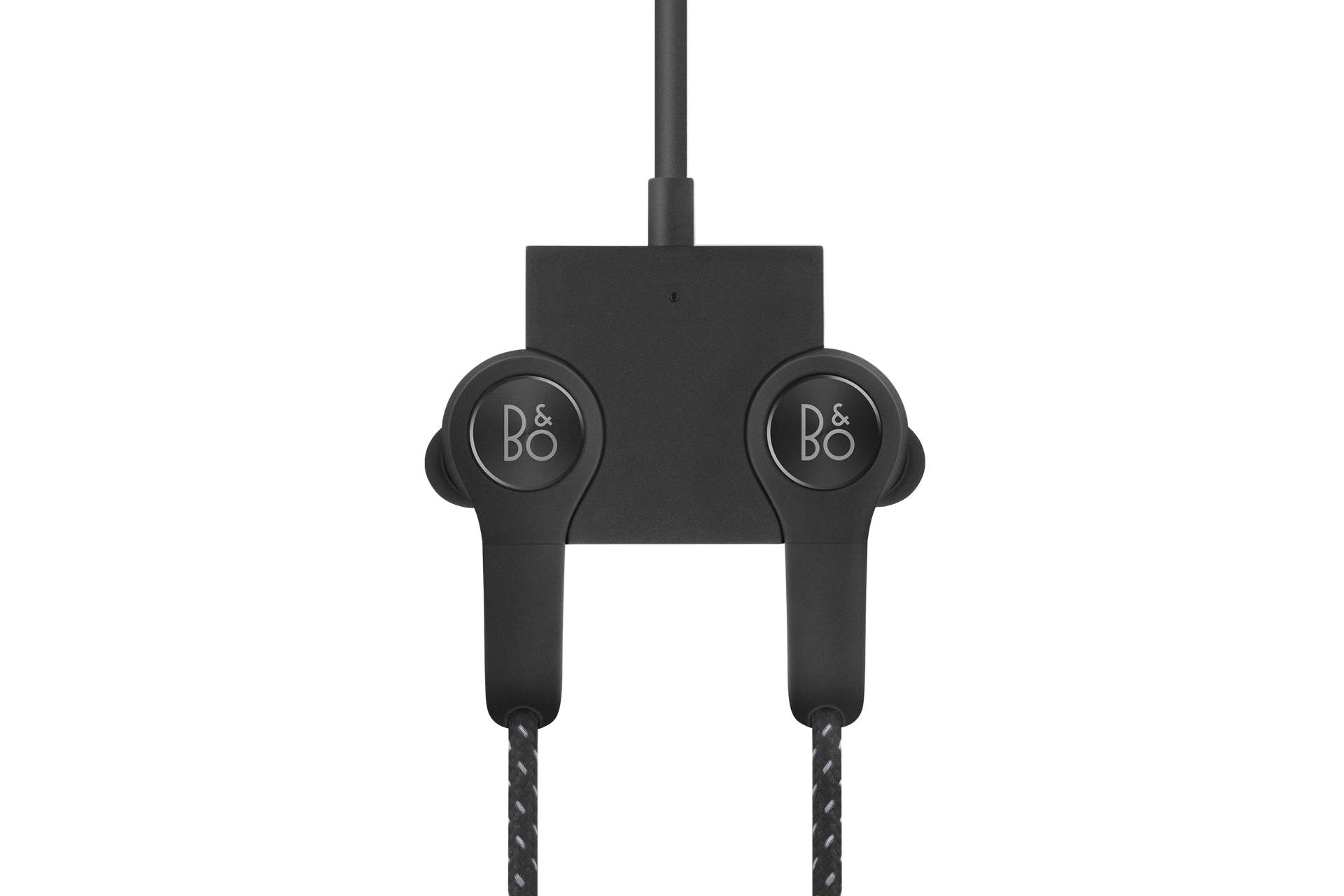 هدفون بی سیم بنگ اند اولافسن Bang & Olufsen Beoplay H5 در حال شارژ