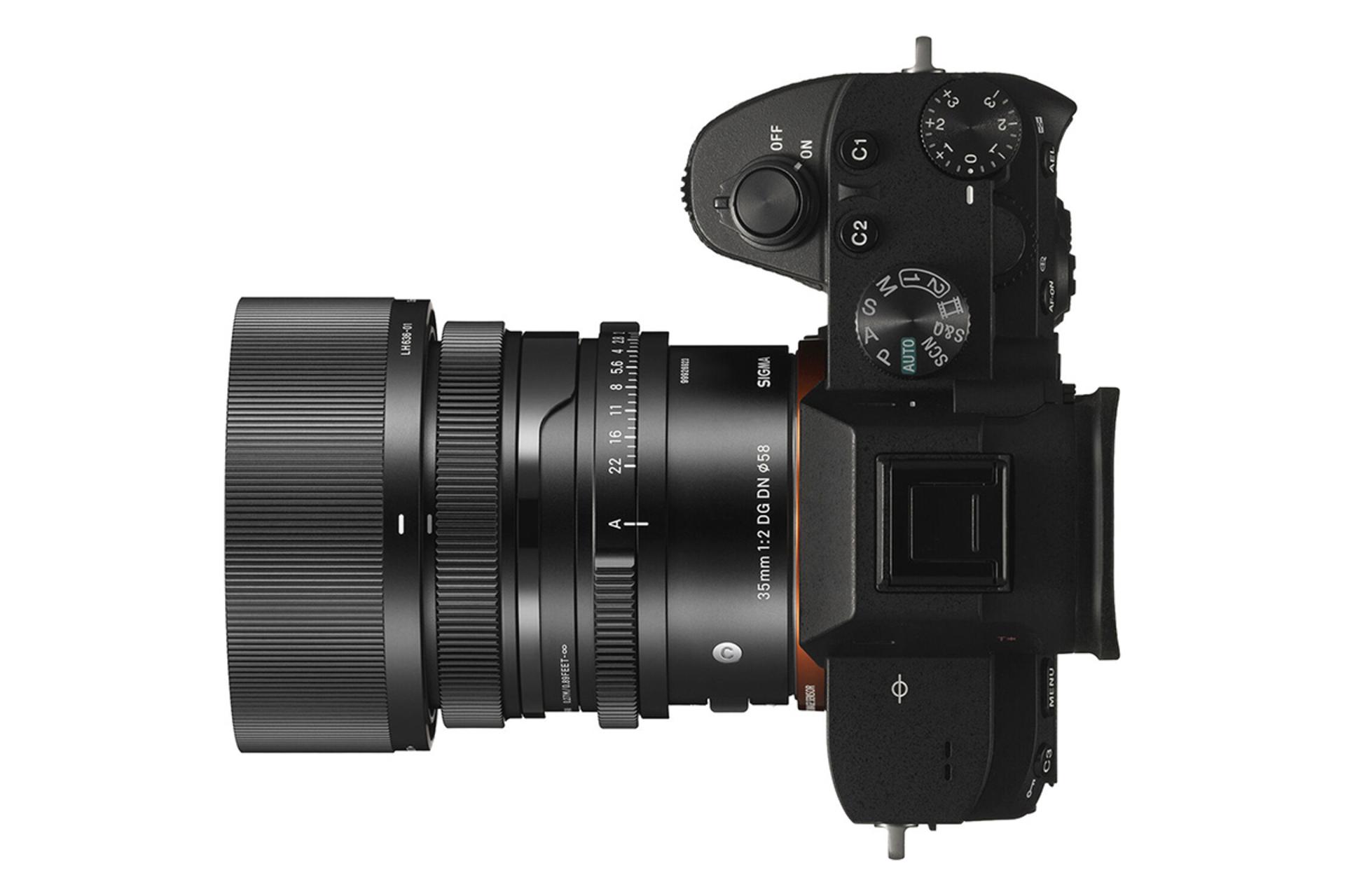 نمای افقی لنز سیگما 35mm F2 DG DN در حالت متصل به دوربین