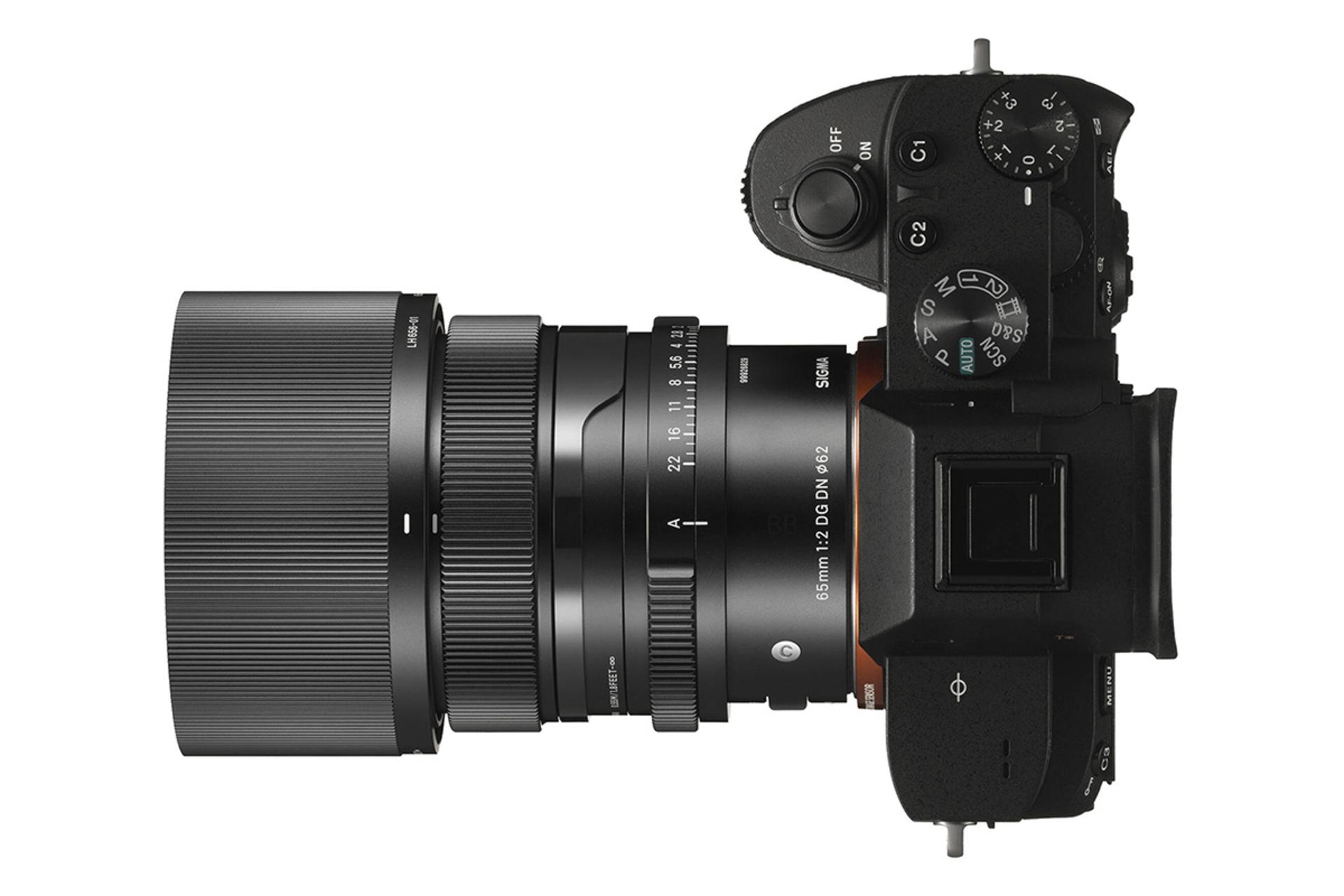 لنز سیگما 65mm F2 DG DN در حالت متصل به دوربین از نمای بالا