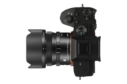 نمای بالا لنز سیگما 24 میلی‌متری F3.5 در حالت متصل به دوربین