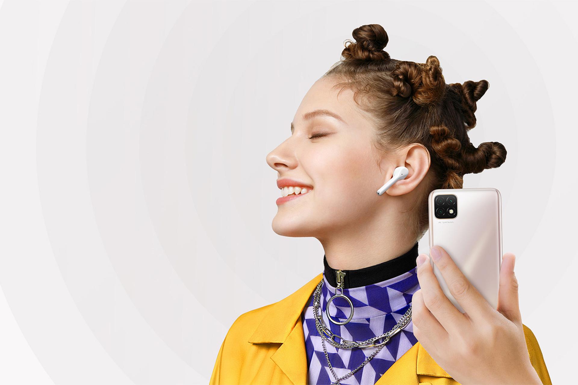 گوشی اینجوی 20 هواوی در دست کاربر - نمای پشت دوربین ها /  Huawei Enjoy 20 5G