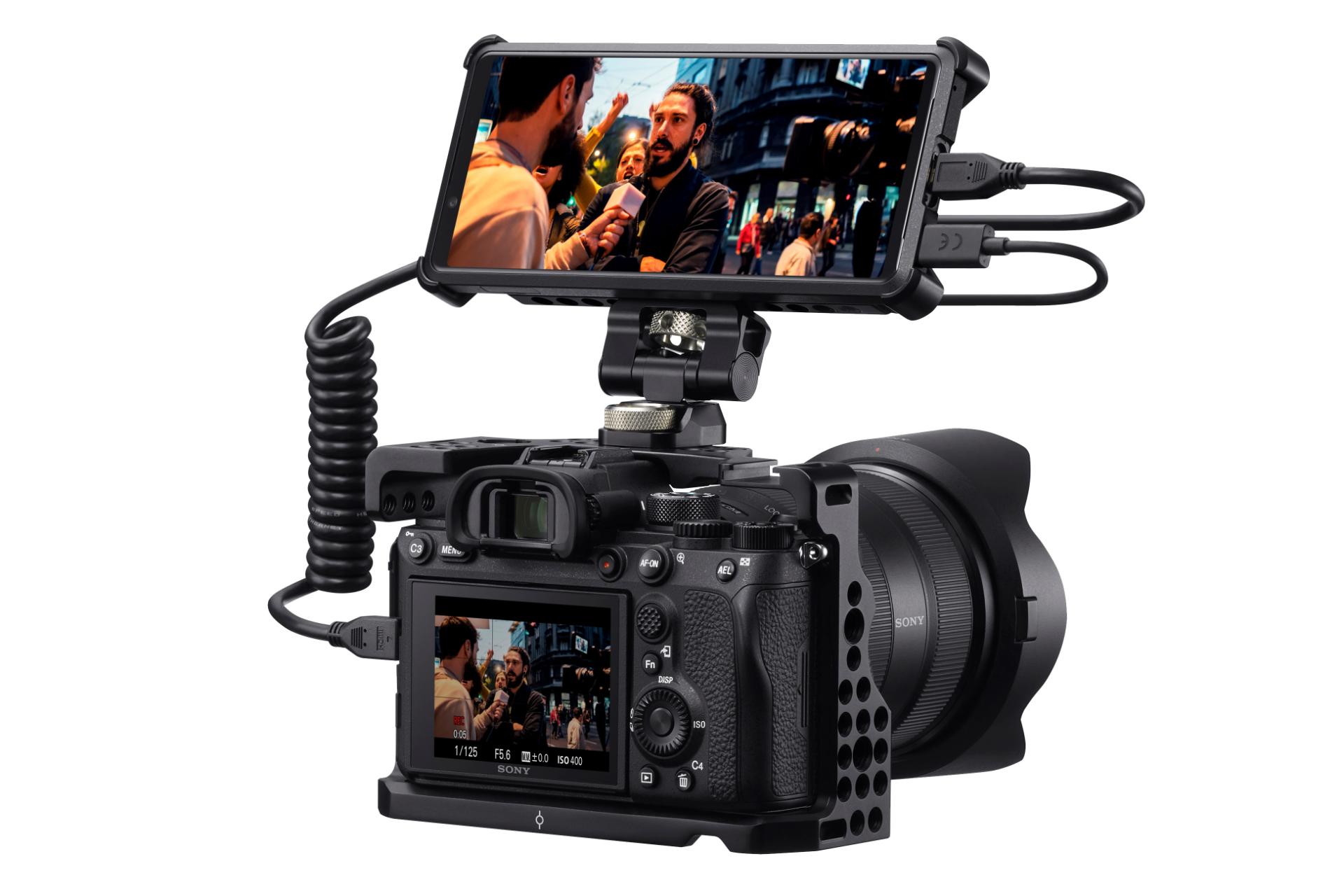 نمای جلو موبایل اکسپریا پرو سونی رنگ مشکی متصل به دوربین