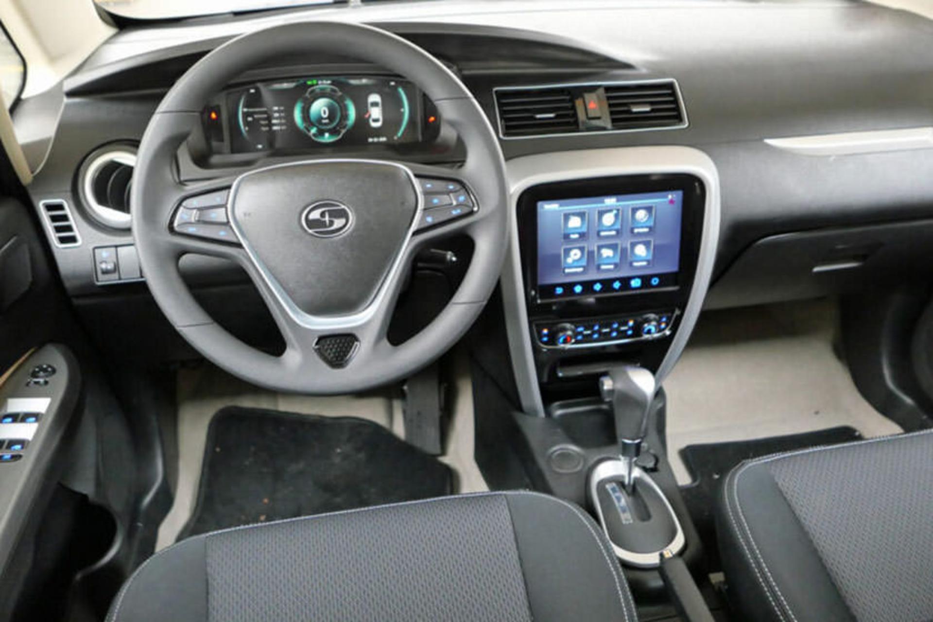 پشت فرمان خودرو برقی کارمانیا Karmania eK1