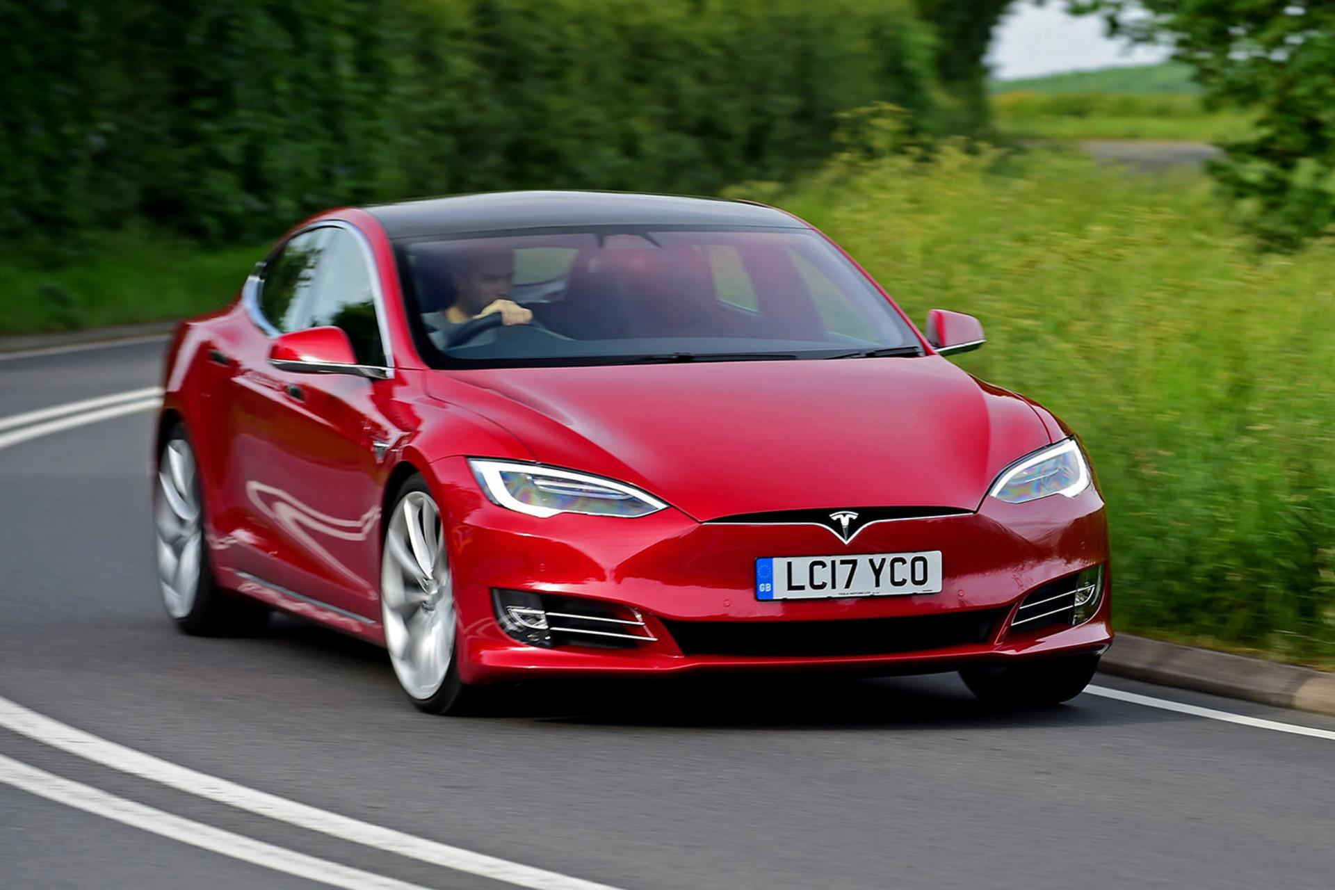 خودرو تسلا مدل S قرمز نمای جلو