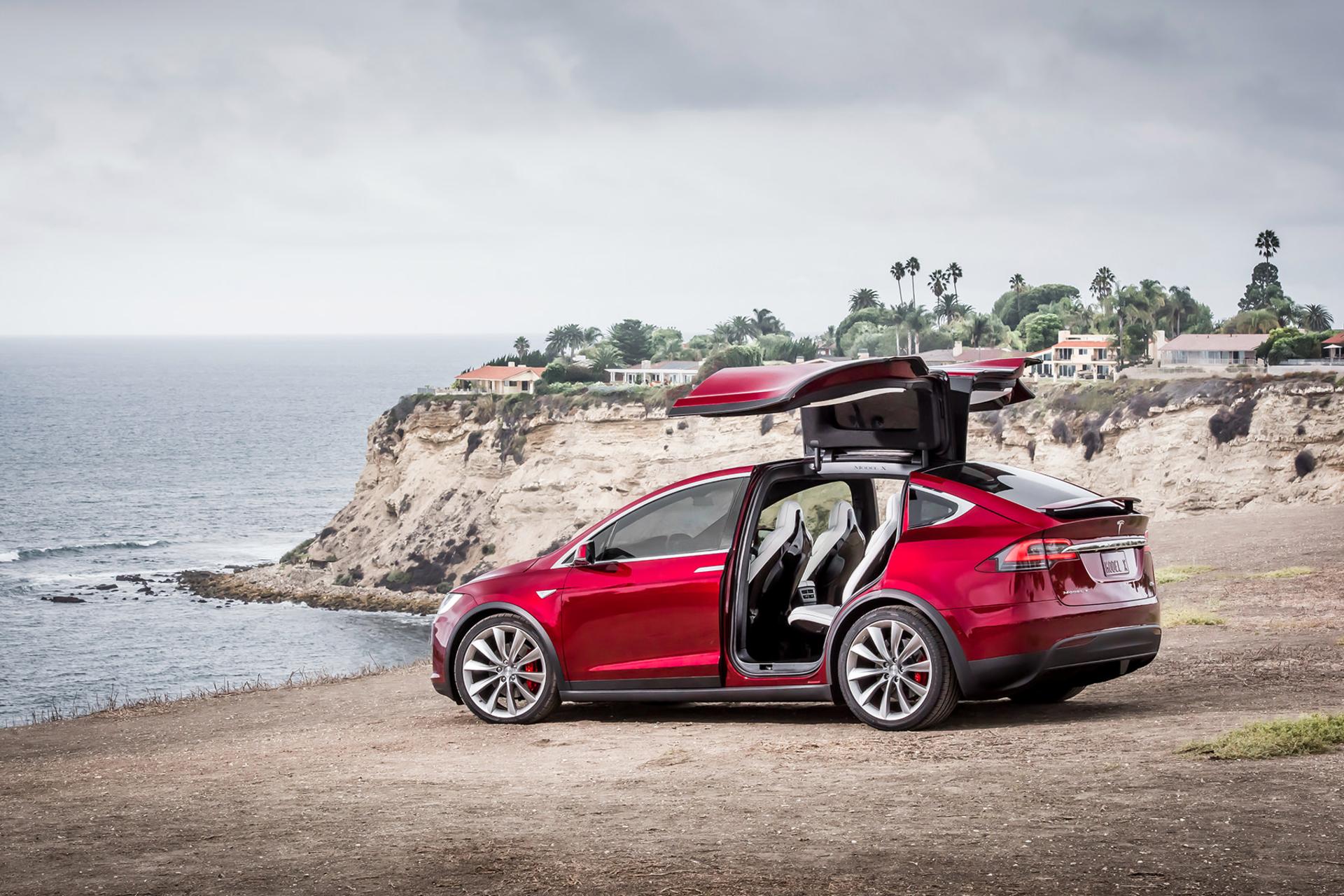 خودرو تسلا مدل X قرمز با درهای گالوینگ