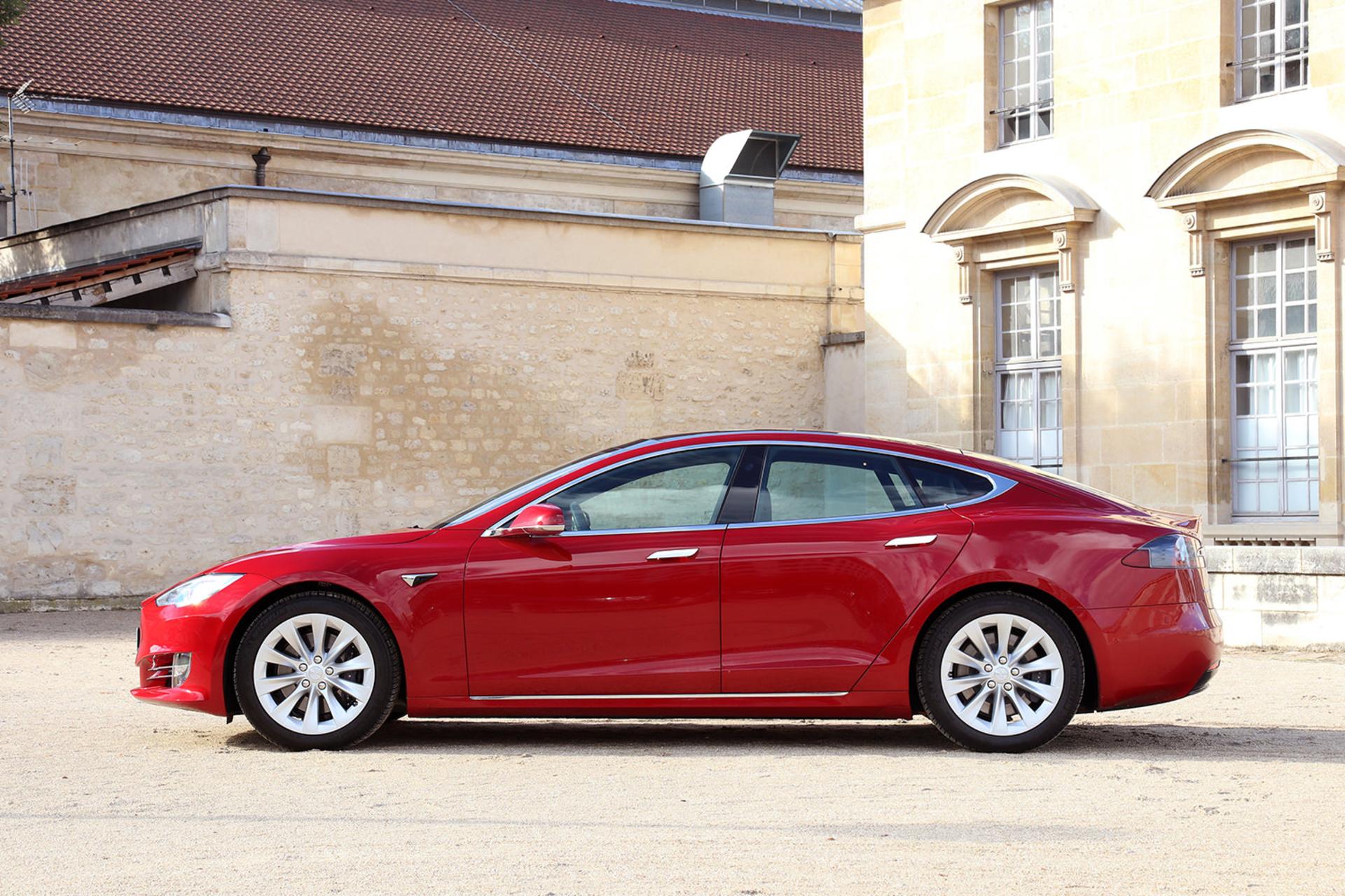 خودرو تسلا مدل S قرمز نمای جانبی