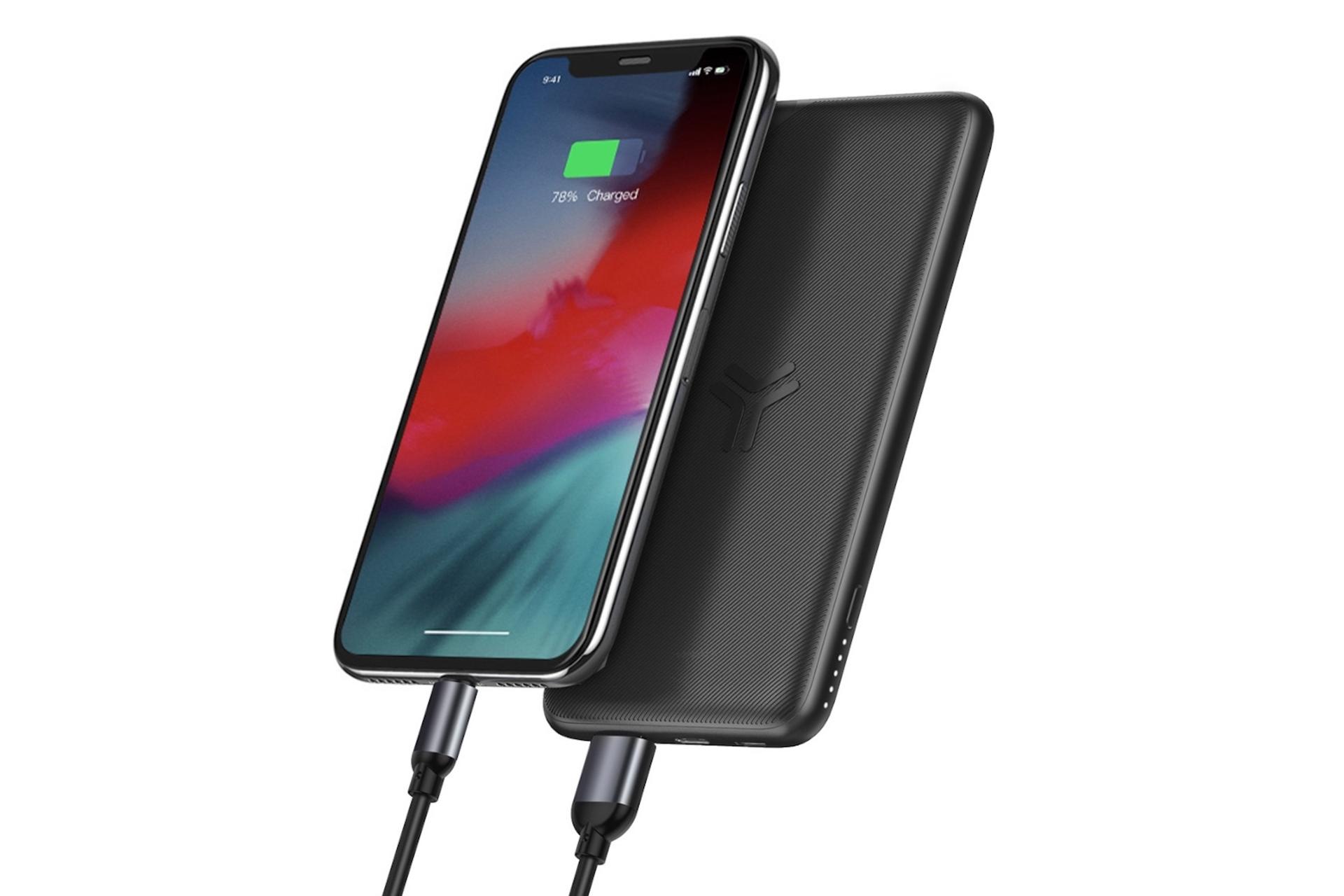 پاور بانک باسئوس Baseus S10 Bracket 10000mAh با ظرفیت 10000 میلی‌آمپر ساعت در حال شارژ
