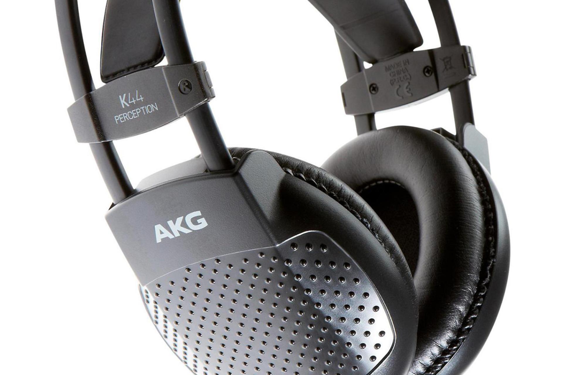 بافت روی گوشی هدفون AKG K44 Perception با رنگ مشکی