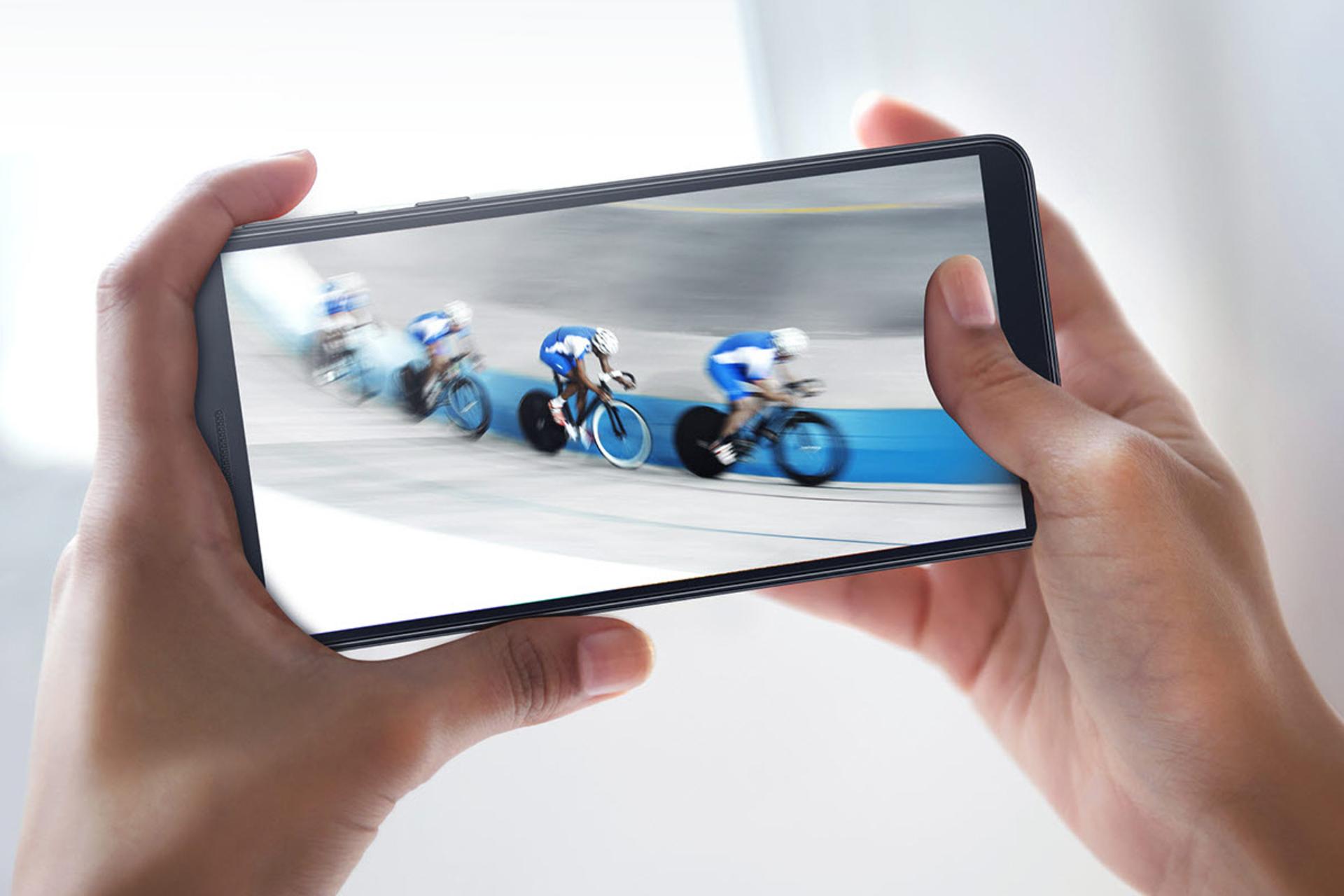 نمای جلو گوشی سامسونگ گلکسی A01 کور در حال پخش مسابقه