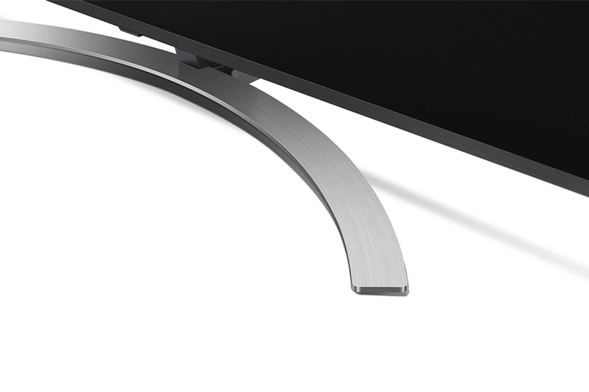 نمای پایه تلویزیون ال جی SM8100 مدل 55 اینچ با رنگ نقره ای و طراحی U شکل