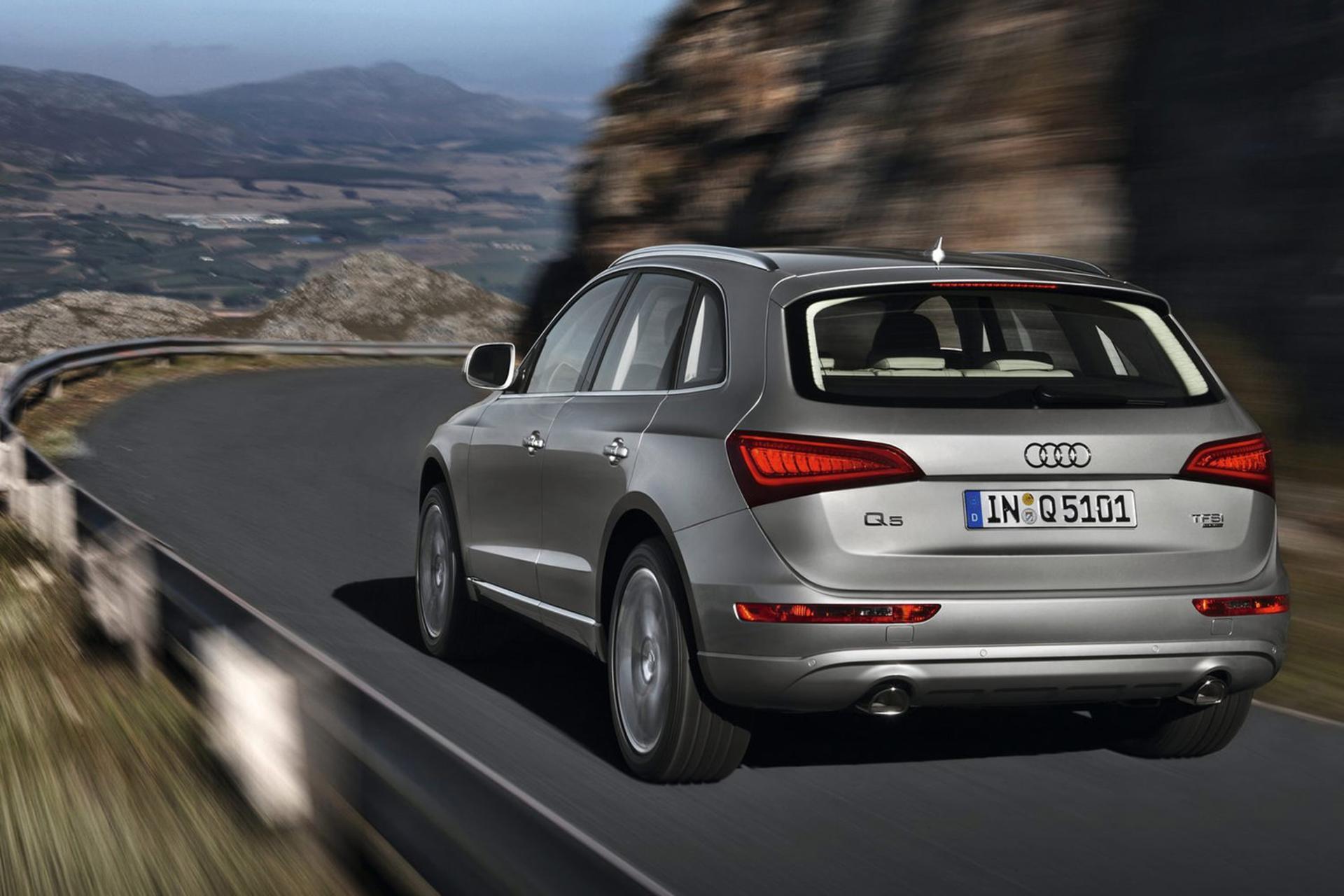 نمای عقب خودرو آئودی در جاده Audi Q5 2015
