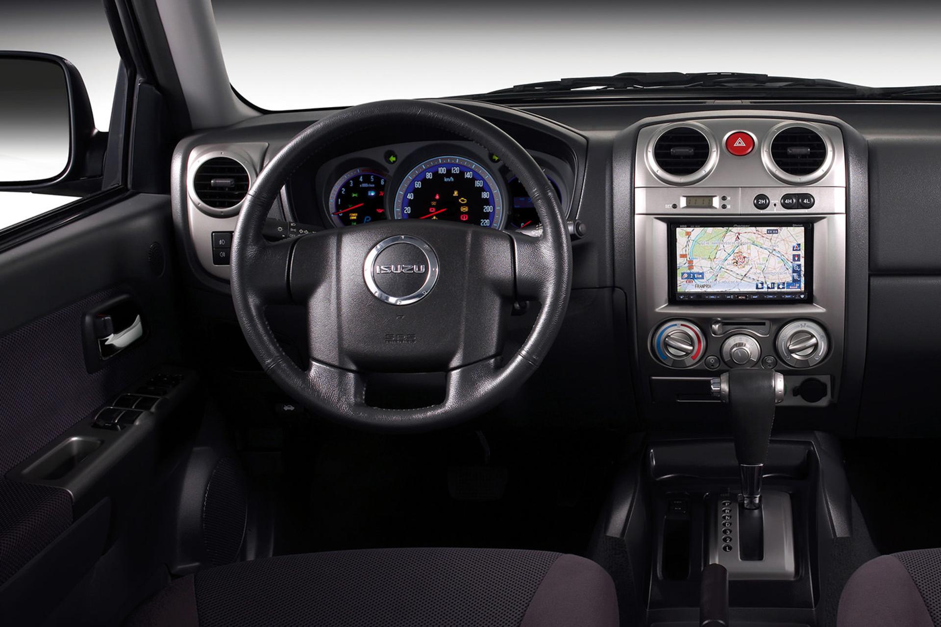 پشت فرمان خودرو ایسوزو دی مکس Isuzu D-Max