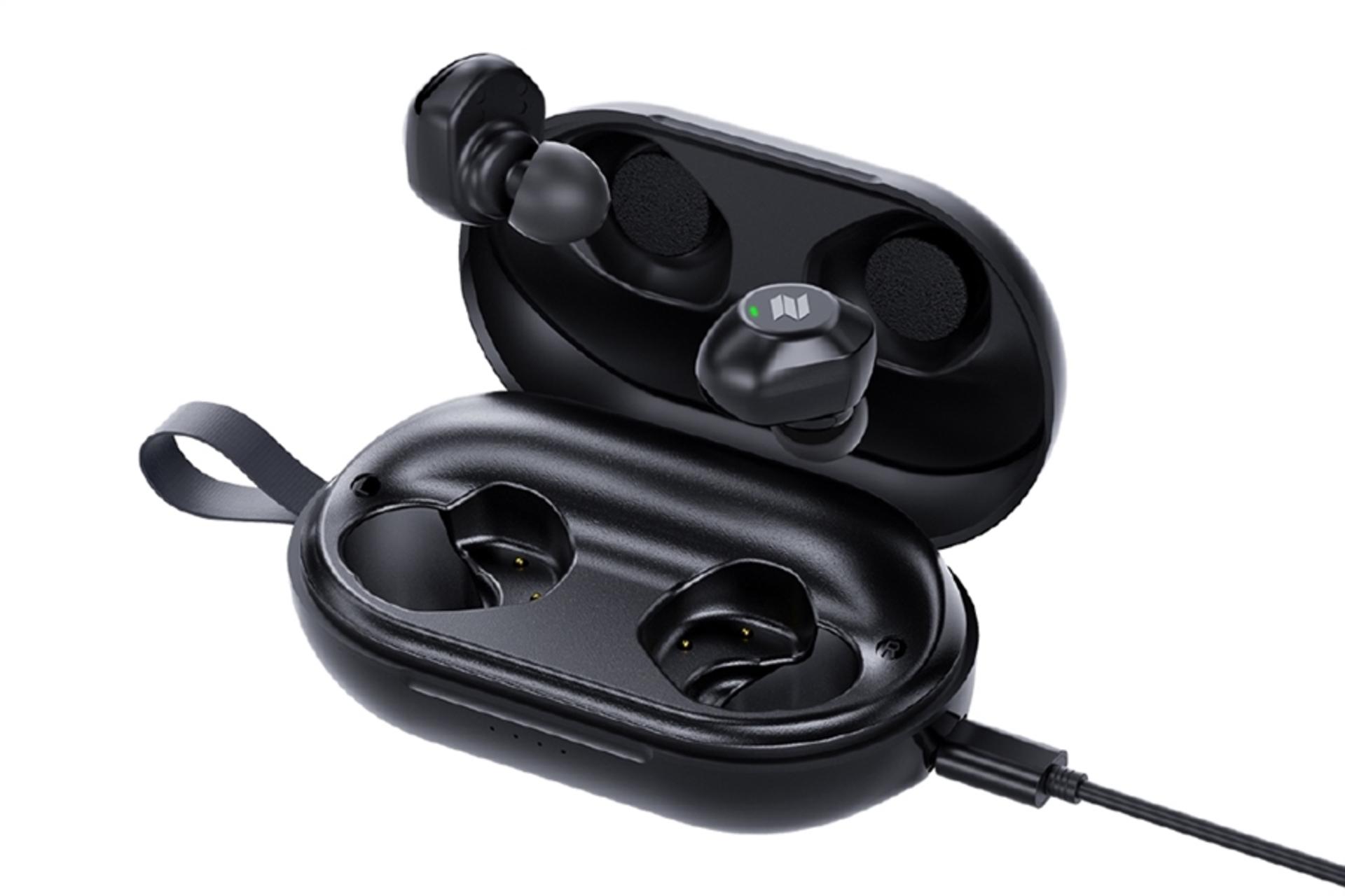 ایرباد بی سیم راک اسپیس Rock Space EB80 RAU0659 در حال شارژ