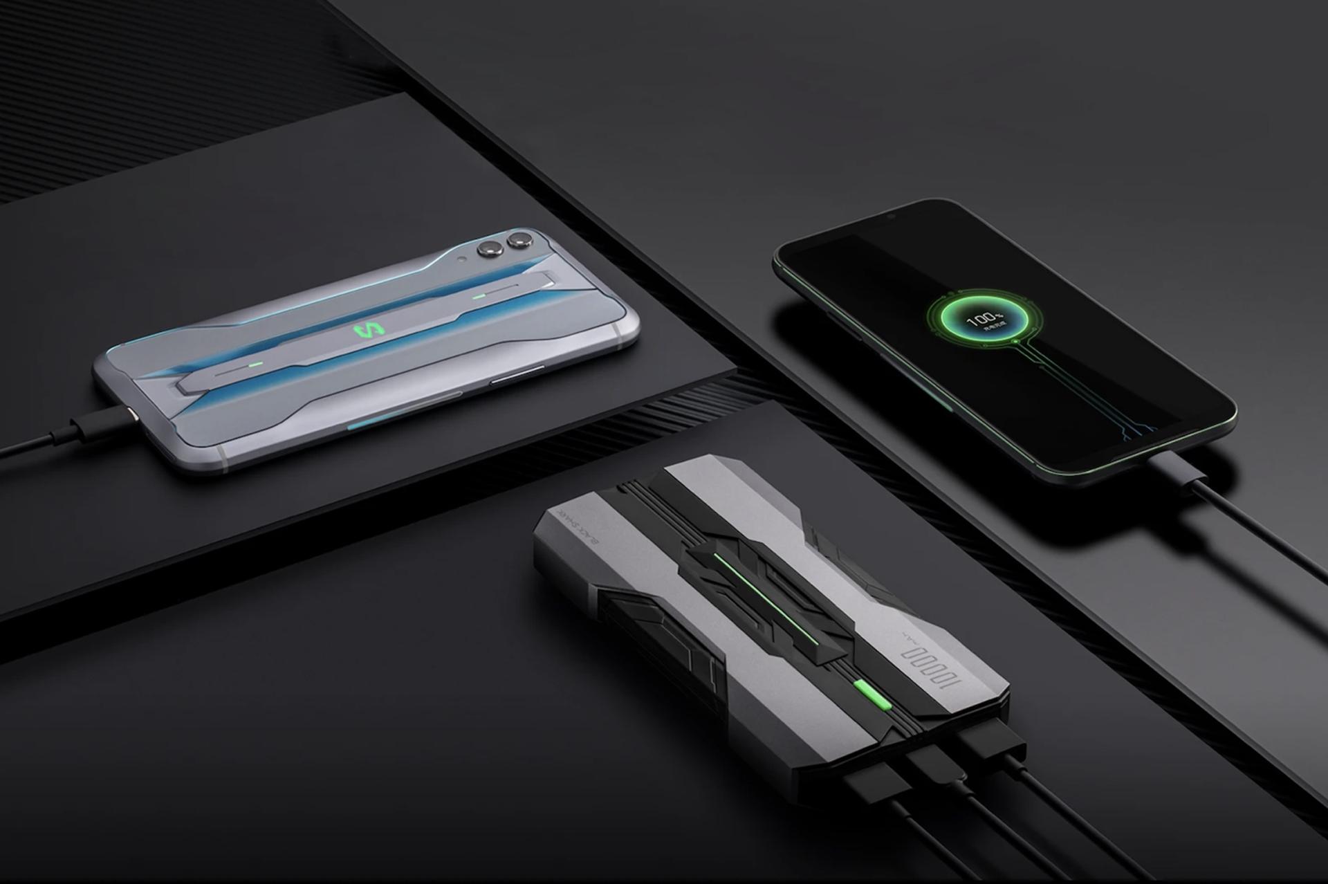 پاور بانک شیائومی Xiaomi Black Shark BPB01 10000mAh با ظرفیت 10000 میلی‌آمپر ساعت در حال شارژ