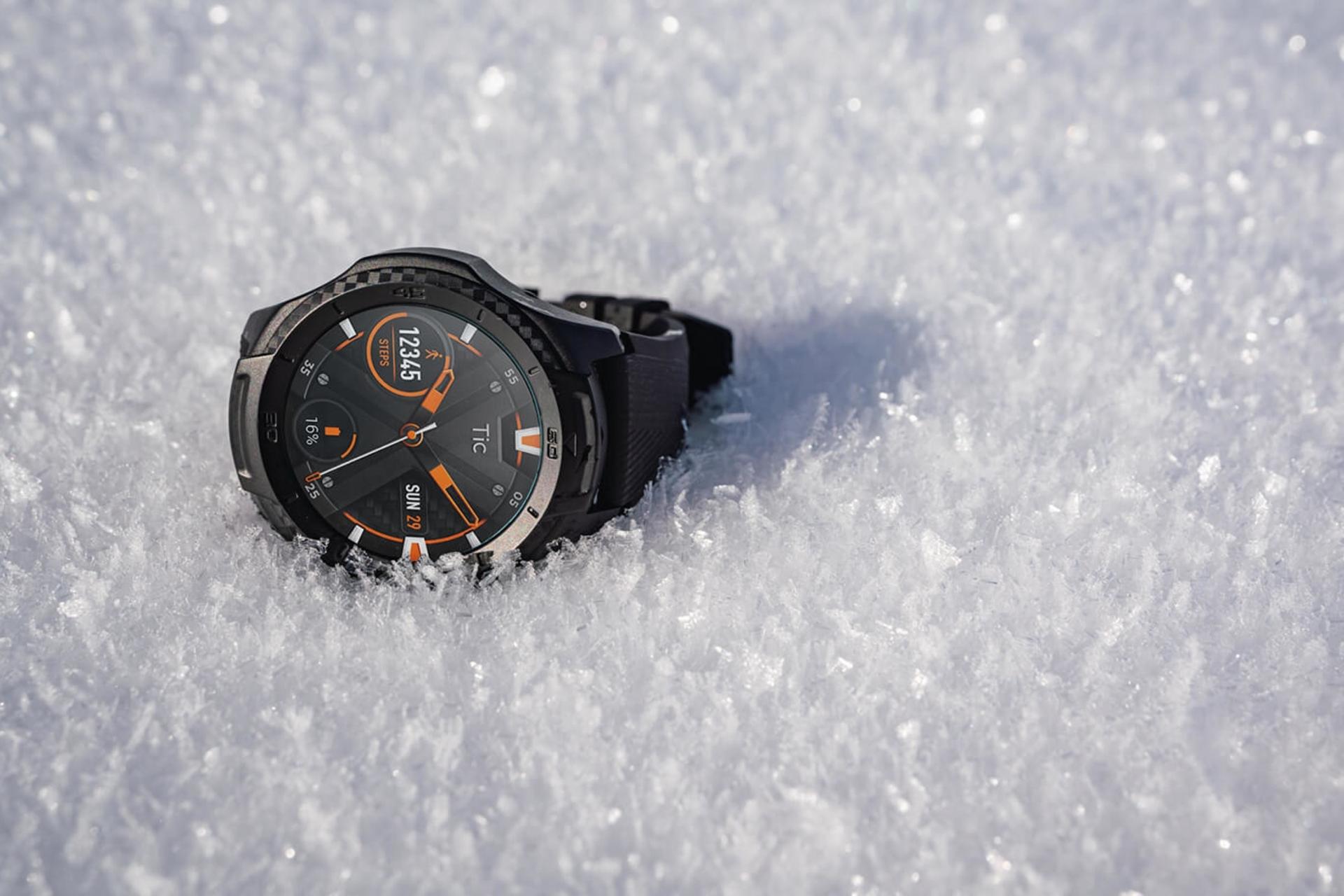 اسمارت واچ تیک واچ اس 2 موبوی Mobvoi TicWatch S2 روی برف