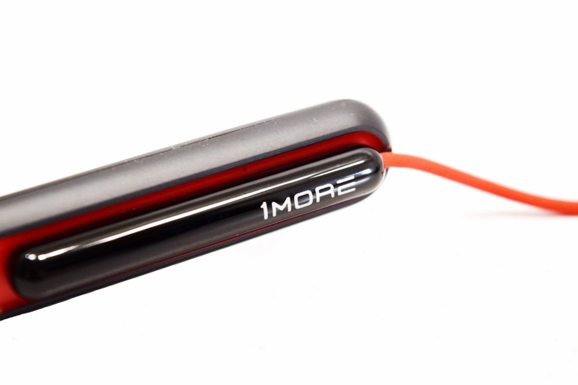 نمای راست هدفون بی سیم وان مور Spearhead VR BT