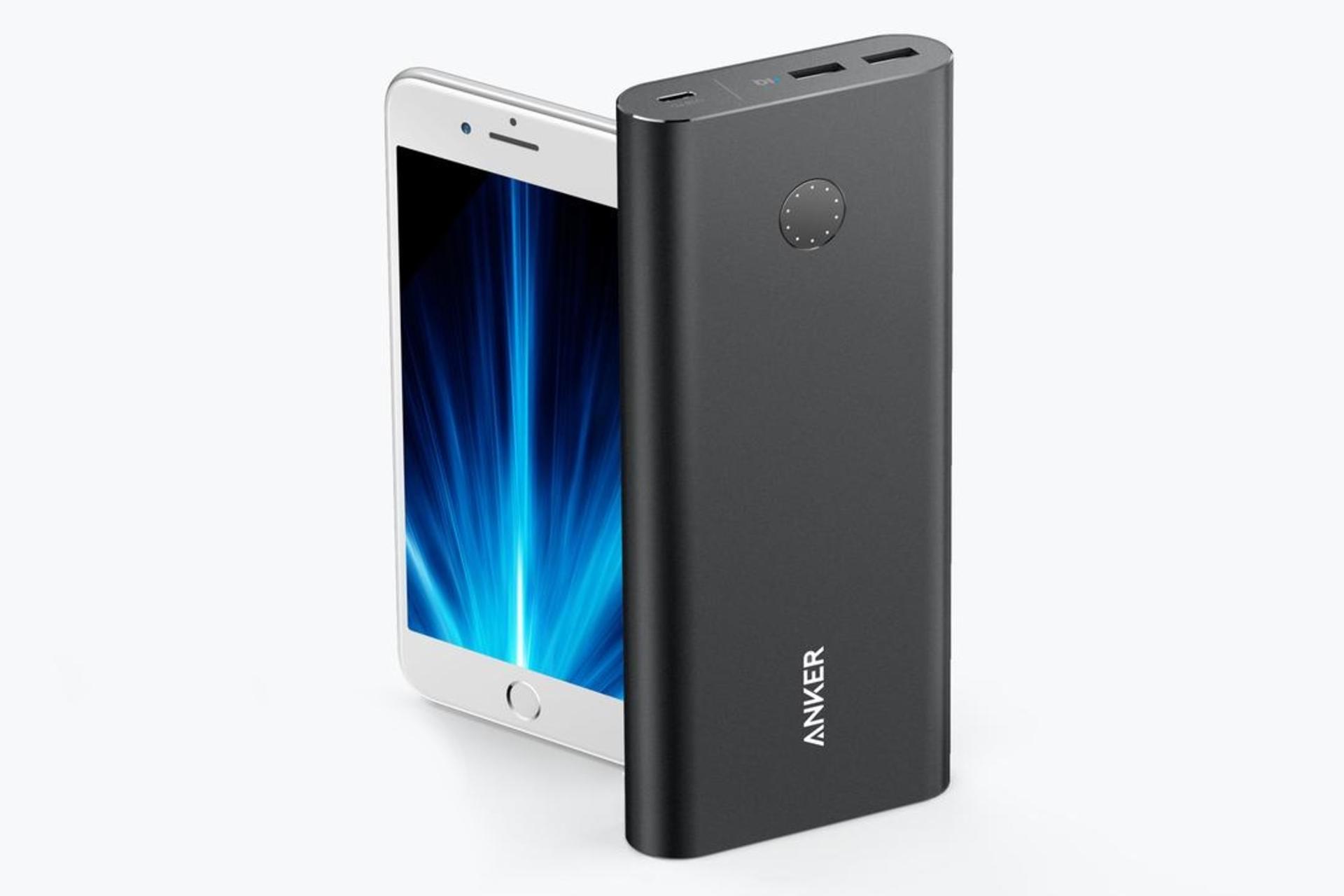 پاور بانک انکر Anker PowerCore+ A1375 26800mAh با ظرفیت 26800 میلی‌آمپر ساعت کنار گوشی