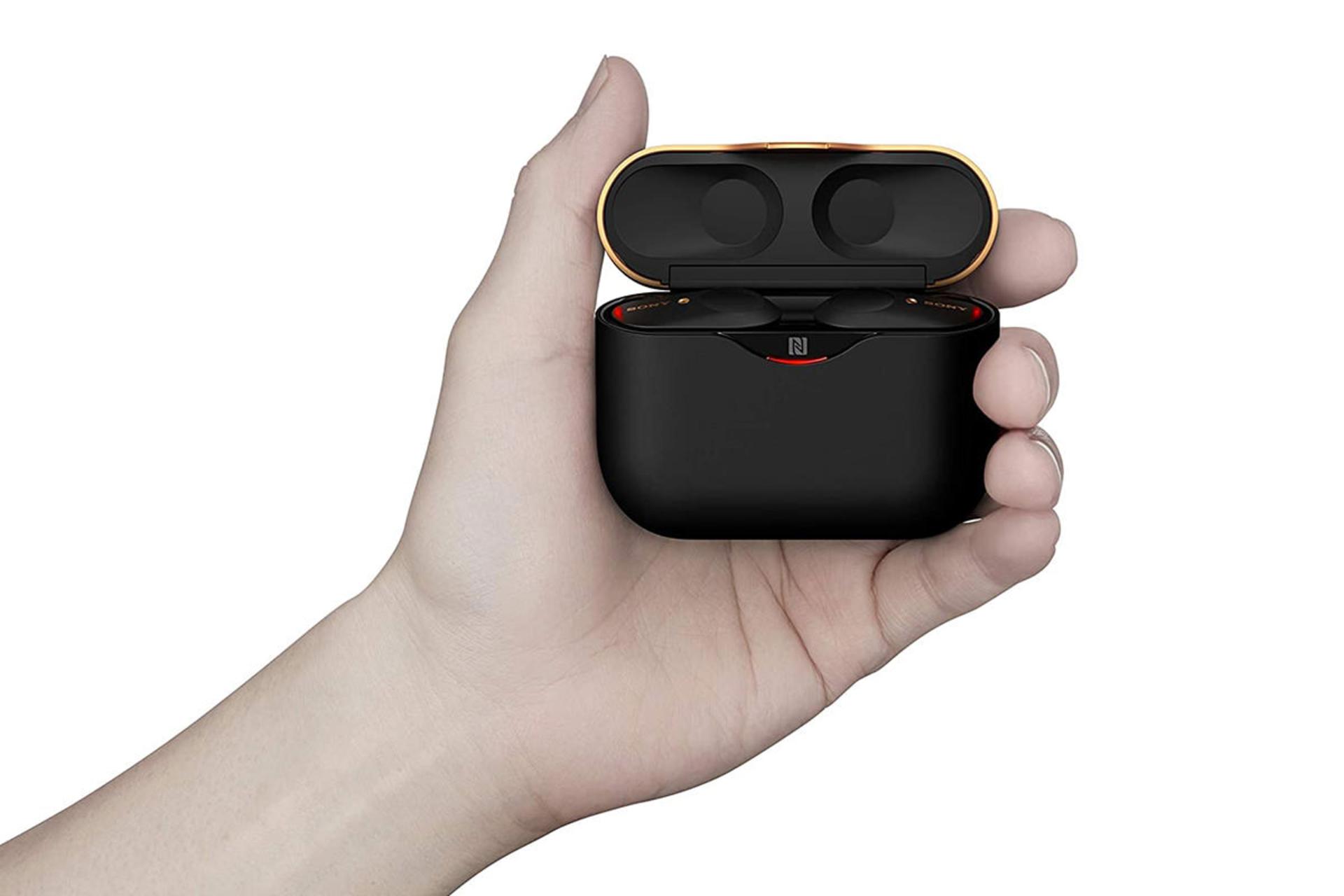 ابعاد محفظه شارژ هدفون سونی Sony WF-1000XM3 در دست