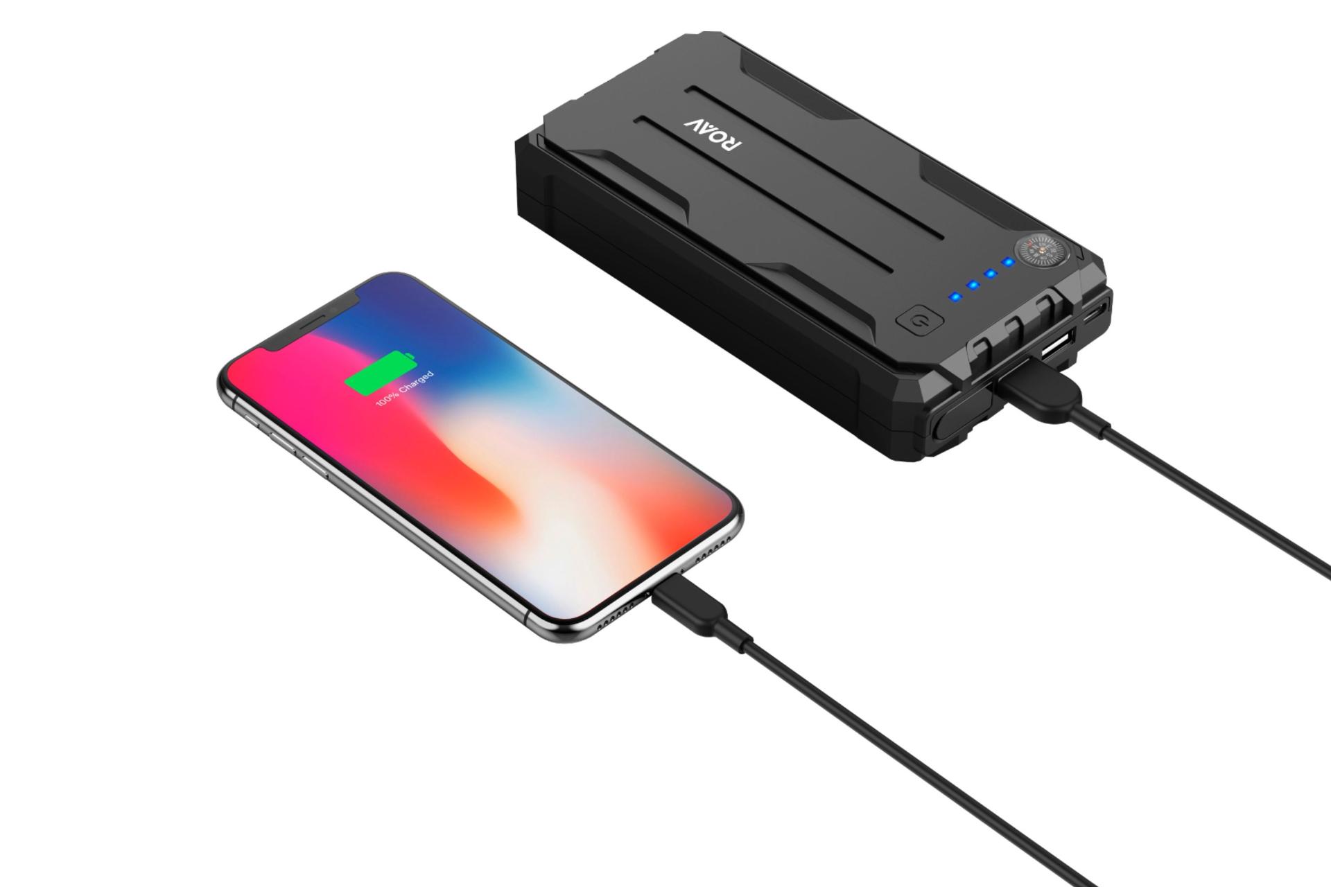 پاور بانک شیائومی Anker Roav R3120 Jump Starter Pro با ظرفیت 8000 میلی‌آمپر ساعت در حال شارژ