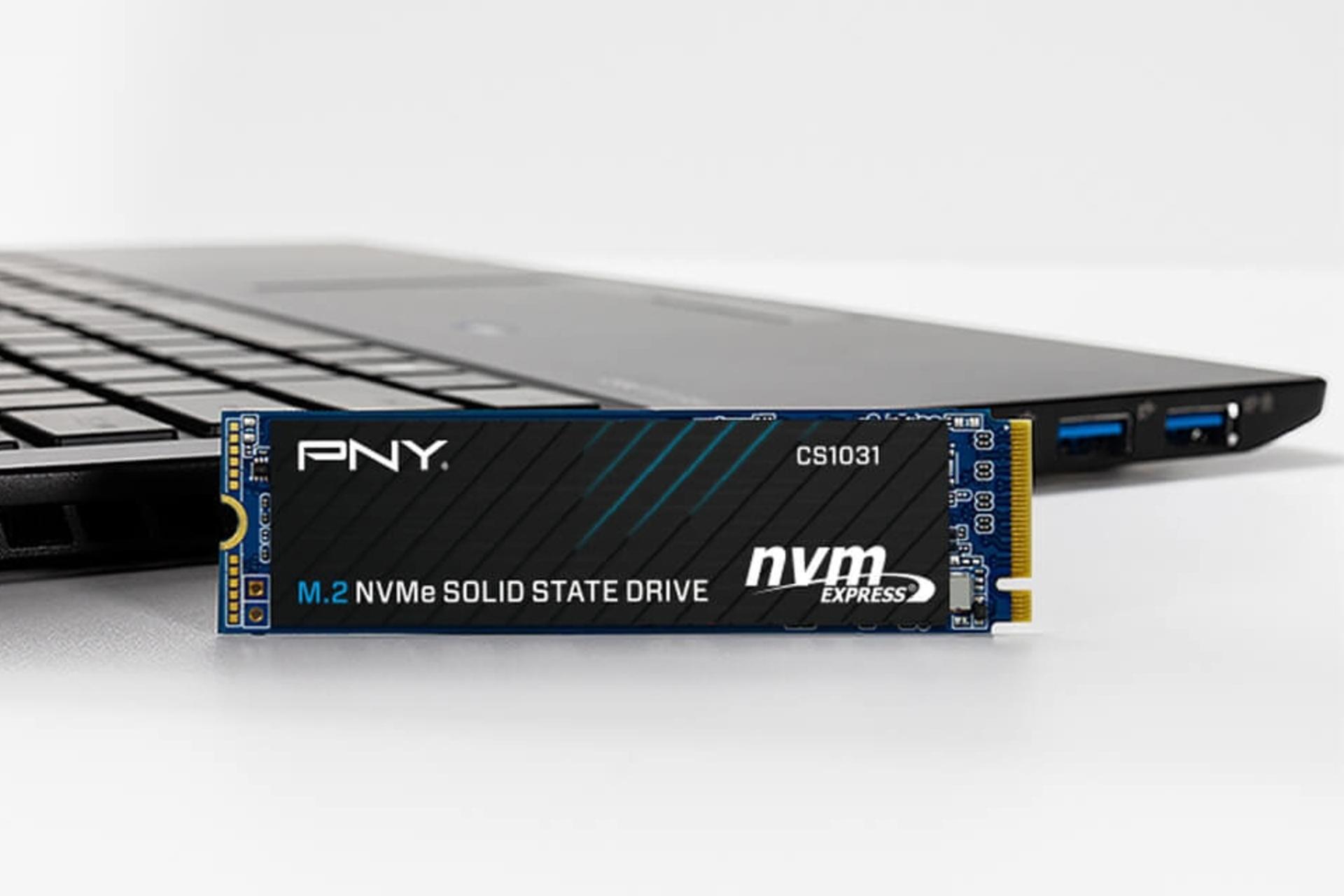 SSD پی ان وای PNY CS1031 NVMe M.2 کنار لپ تاپ