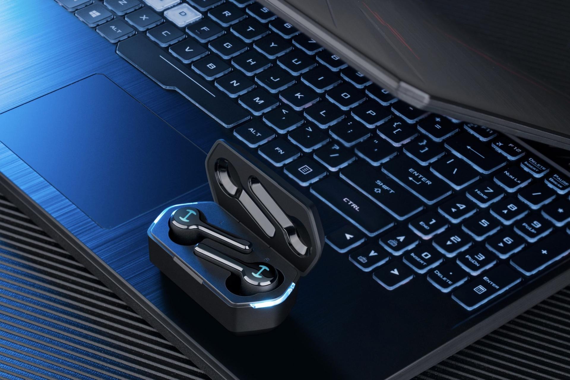 ایرباد بی سیم ادیفایر Edifier GM6 روی لپ تاپ