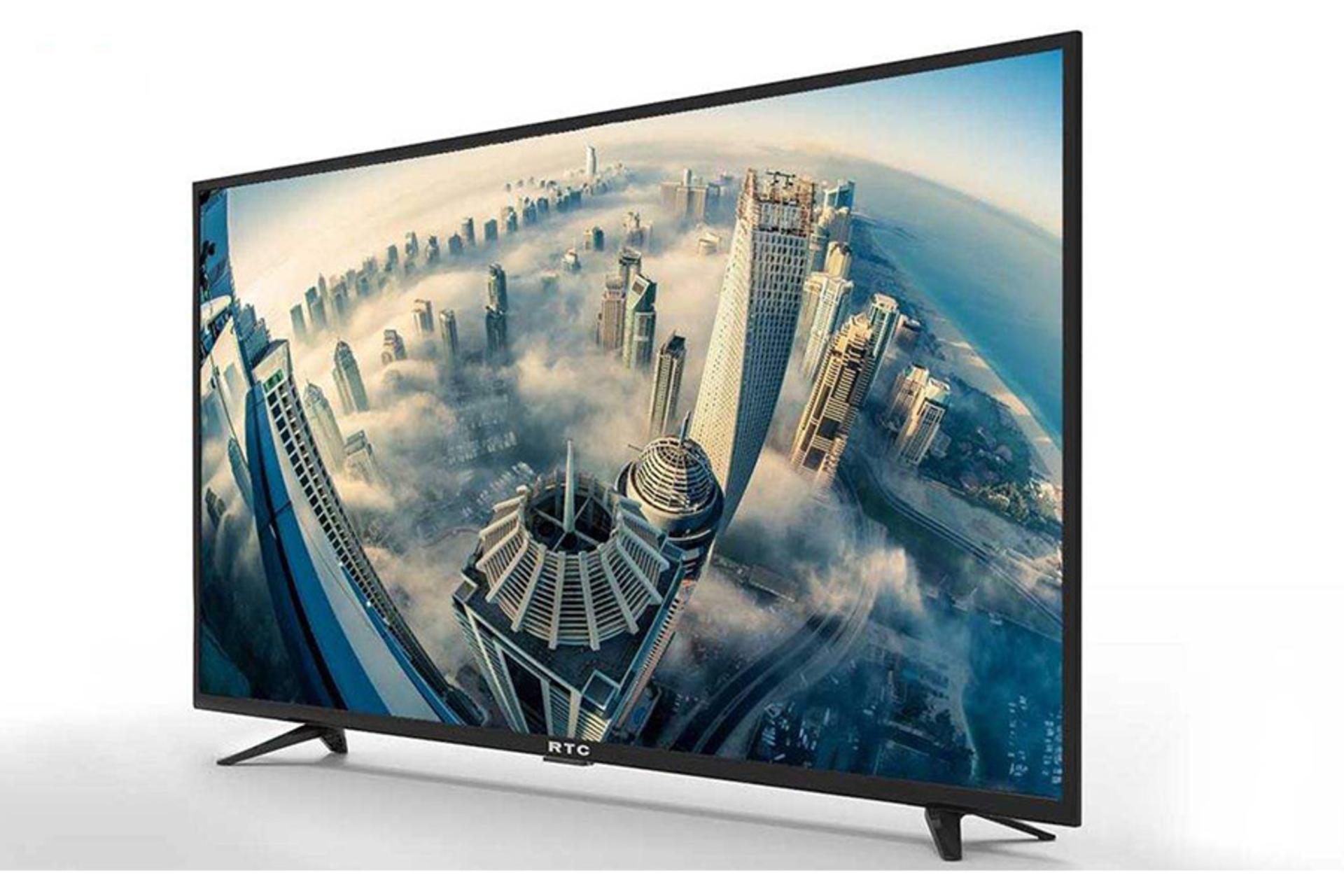 نمای کنار تلویزیون آر تی سی BM5400 مدل 43 اینچ با پایه دوشاخه