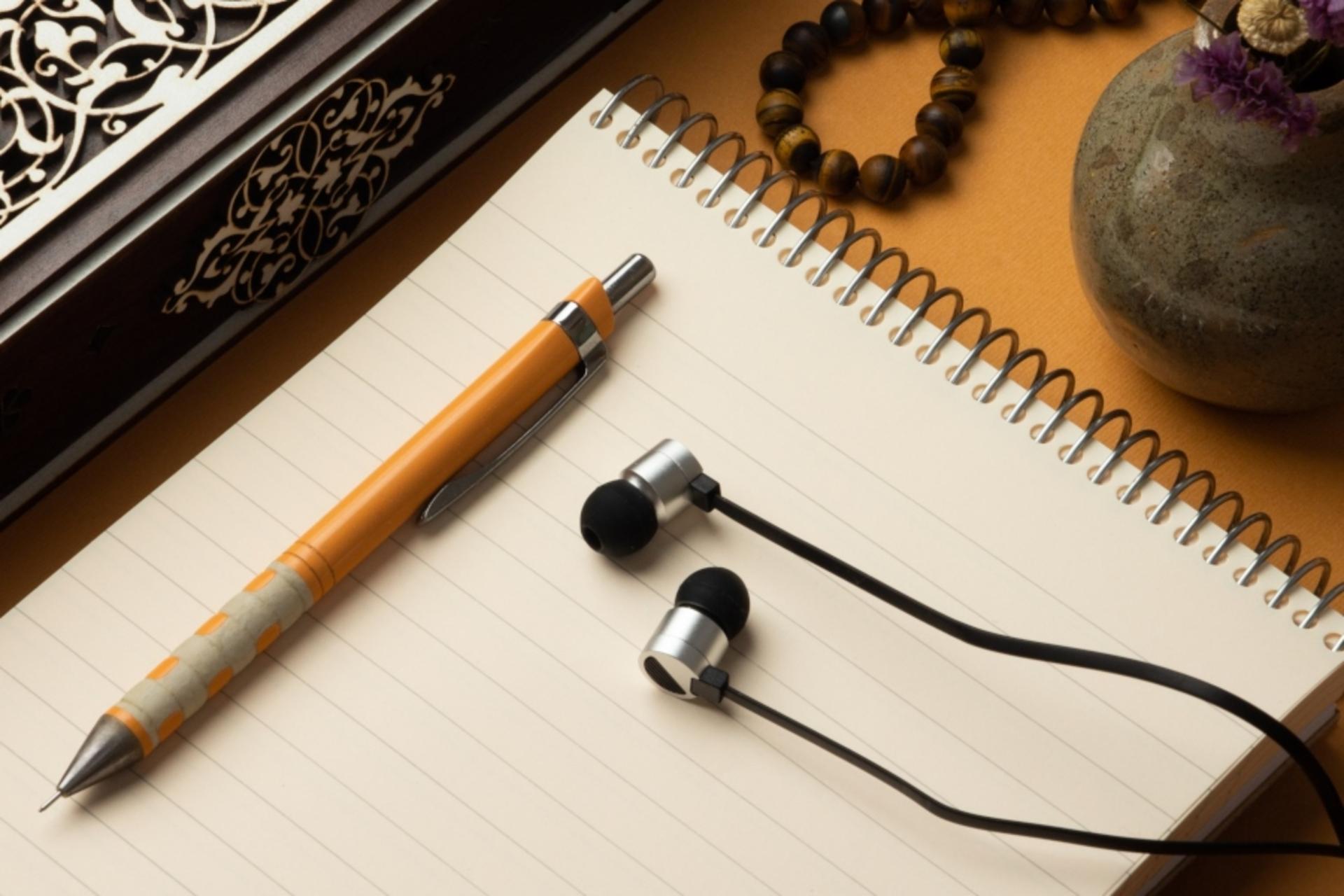 هدفون بیاند Beyond BE-140 روی دفتر