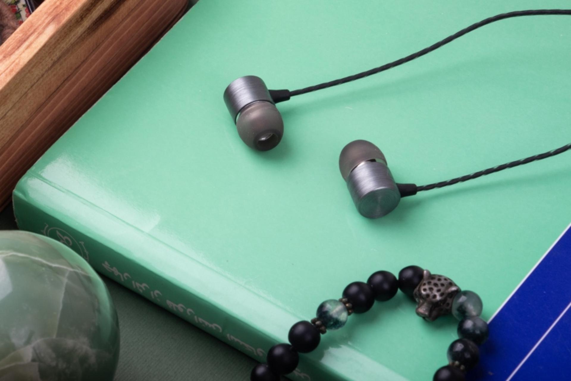 هدفون بیاند Beyond BE-135i روی کتاب