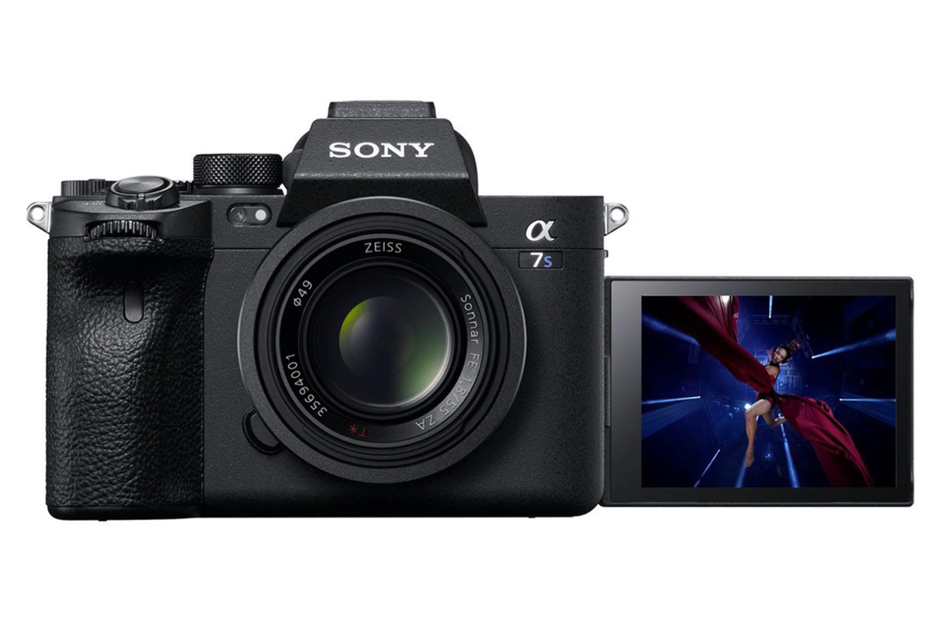 نمای جلو دوربین سونی a7S III به همراه لنز با صفحه نمایش باز و روشن