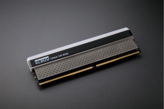 klevv Cras XR RGB ظرفیت 32 گیگابایت (2x16) از نوع DDR4-4000 نمای جانبی5