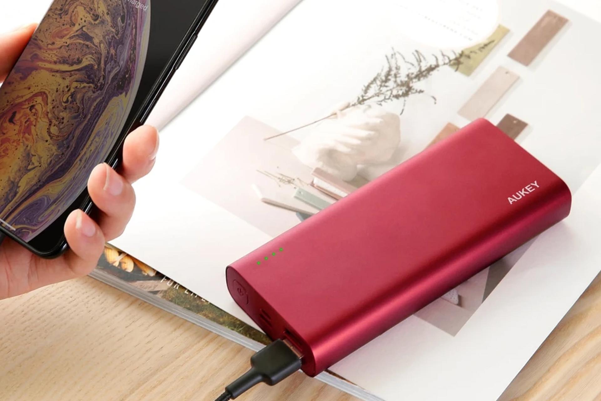 پاور بانک آکی PB-XD13 با ظرفیت 20000 میلی‌آمپر ساعت Aukey PB-XD13 20000mAh قرمز در حال شارژ