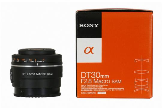 لنز سونی DT 30mm F2.8 Macro SAM بسته بندی