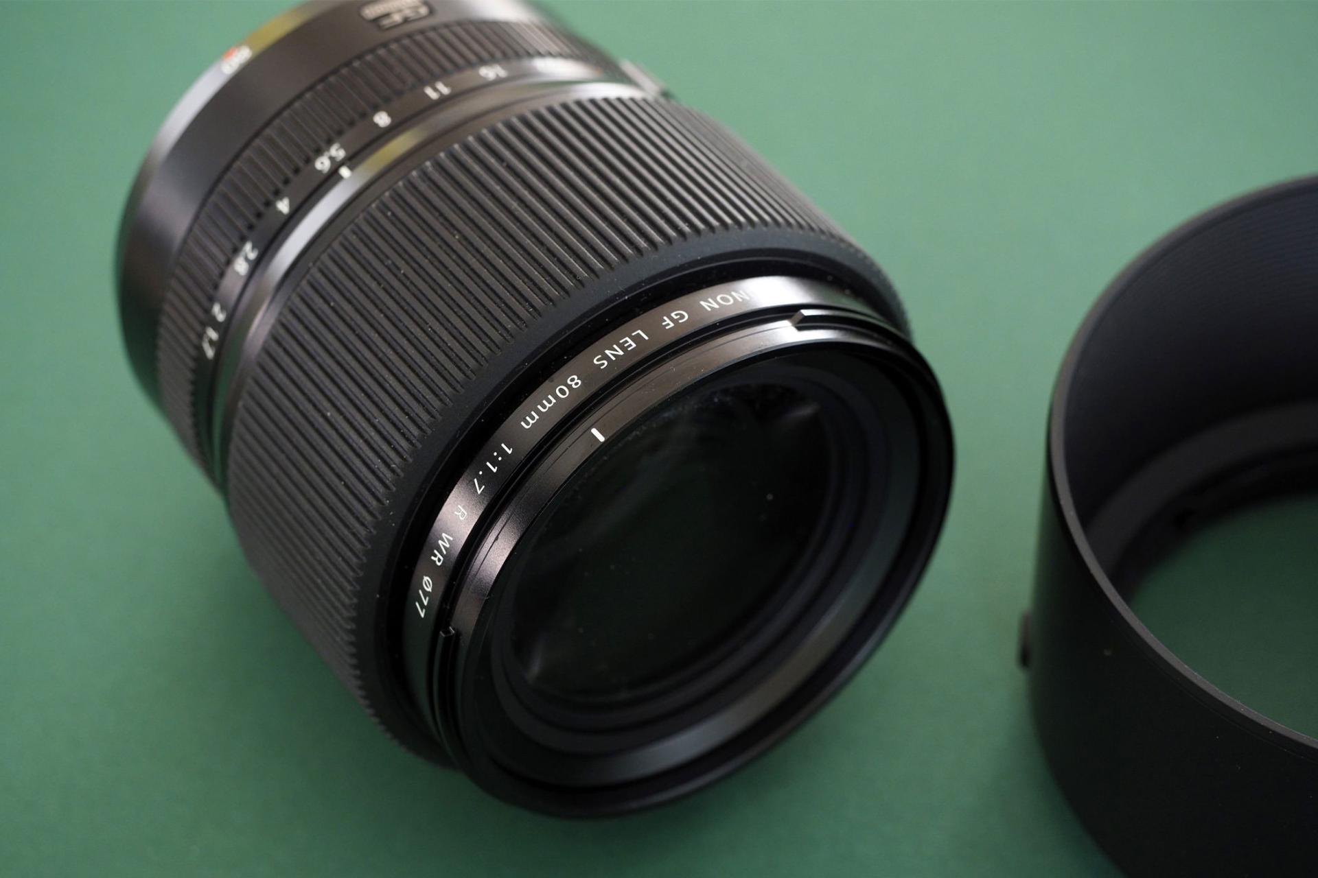 لنز فوجی فیلم GF 80mm F1.7 R WR هود و لنز