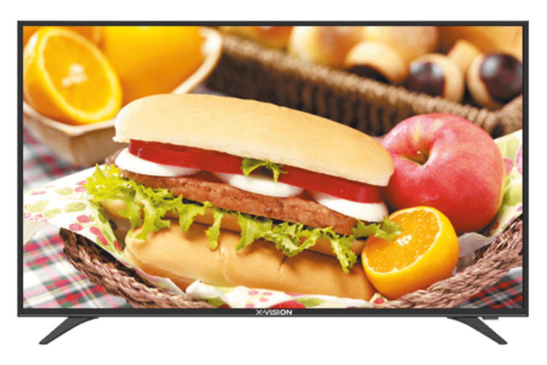 نمای جلو تلویوزیون ایکس ویژن 32XT520 مدل 32 اینچ با رنگ مشکی و صفحه روشن و روی پایه