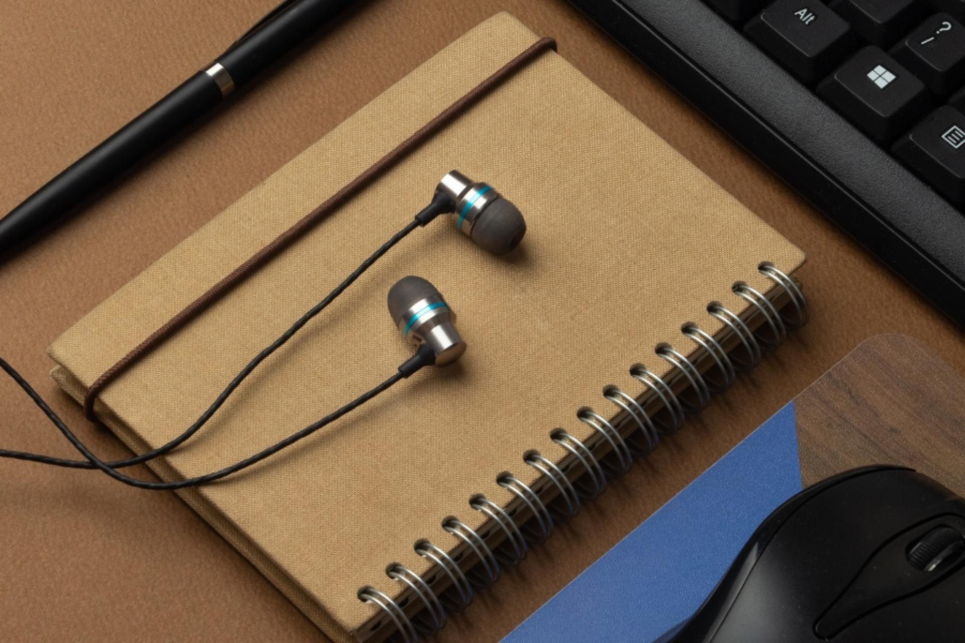 هدفون بیاند Beyond BE-130 روی دفترچه