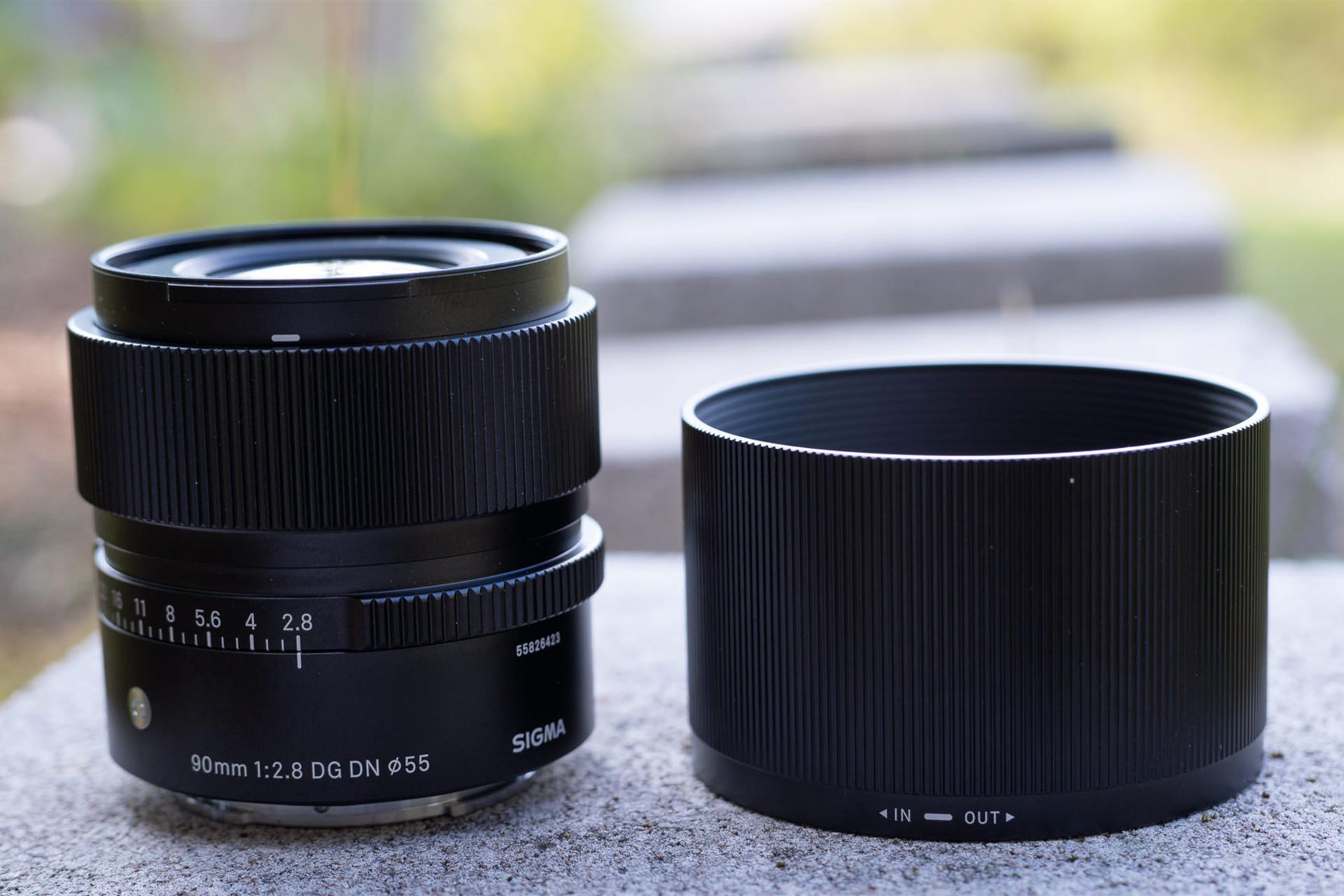 لنز سیگما 90mm F2.8 DG DN هود و لنز