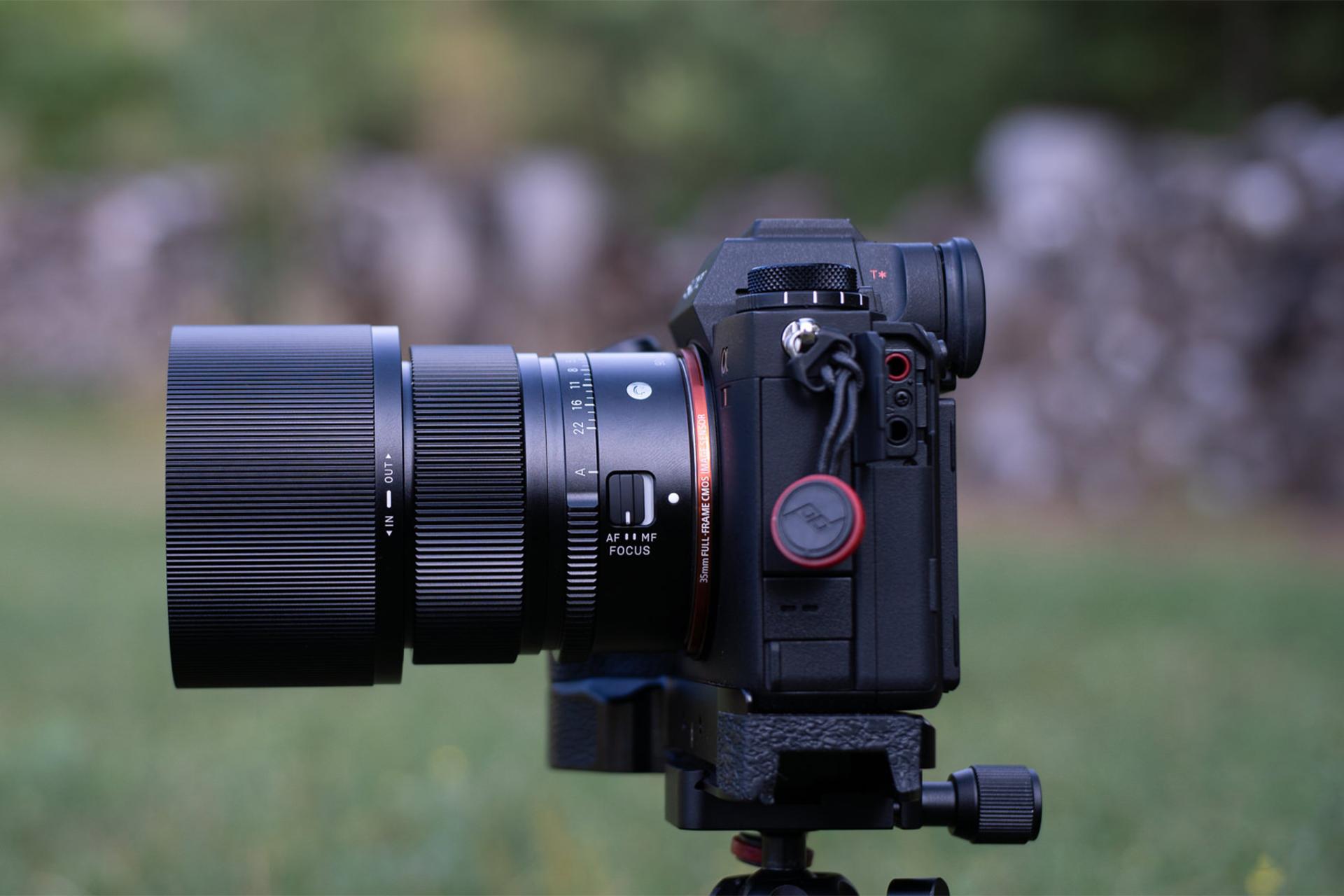 لنز سیگما 90mm F2.8 DG DN نصب شده روی دوربین