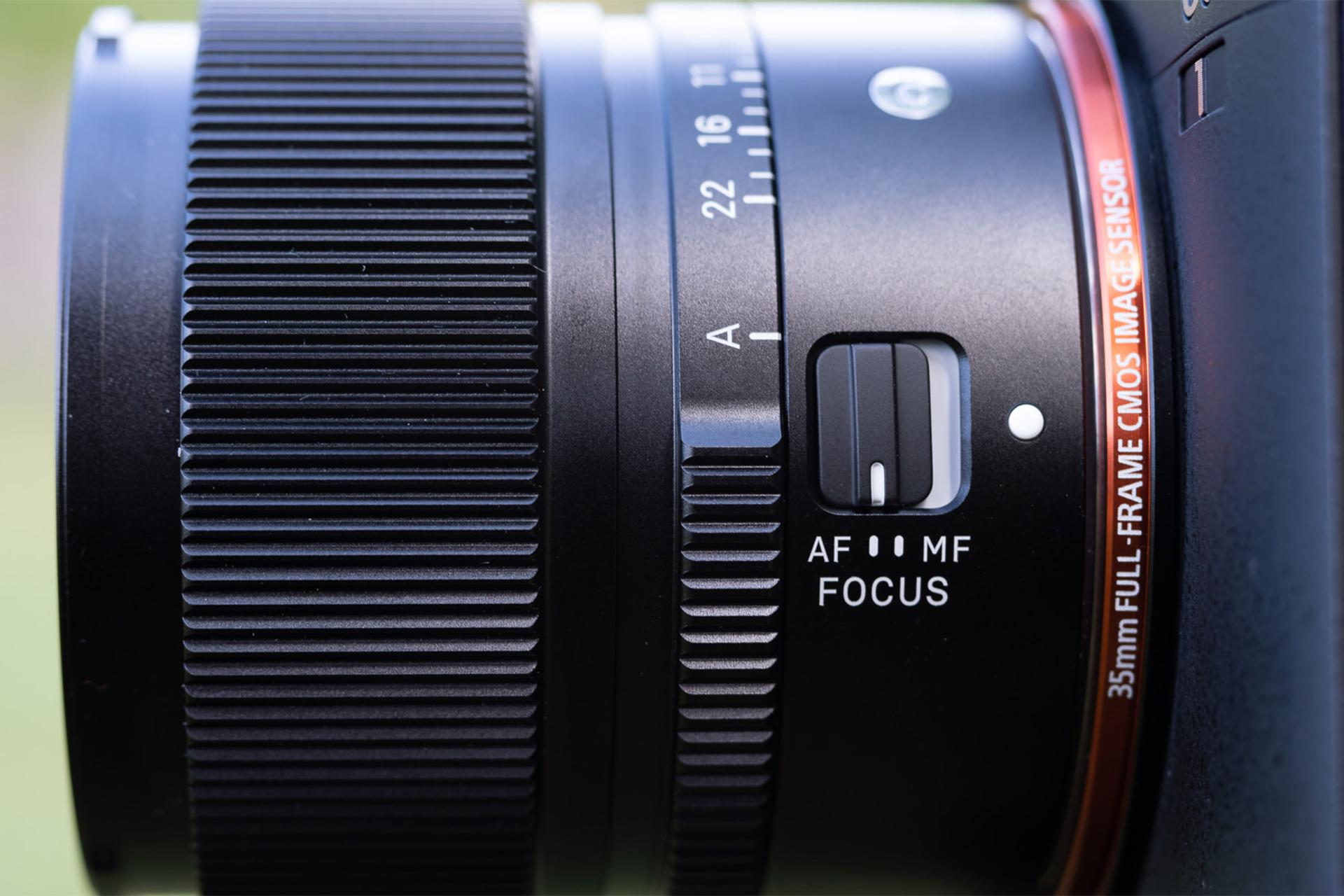 لنز سیگما 90mm F2.8 DG DN نمای نزدیک