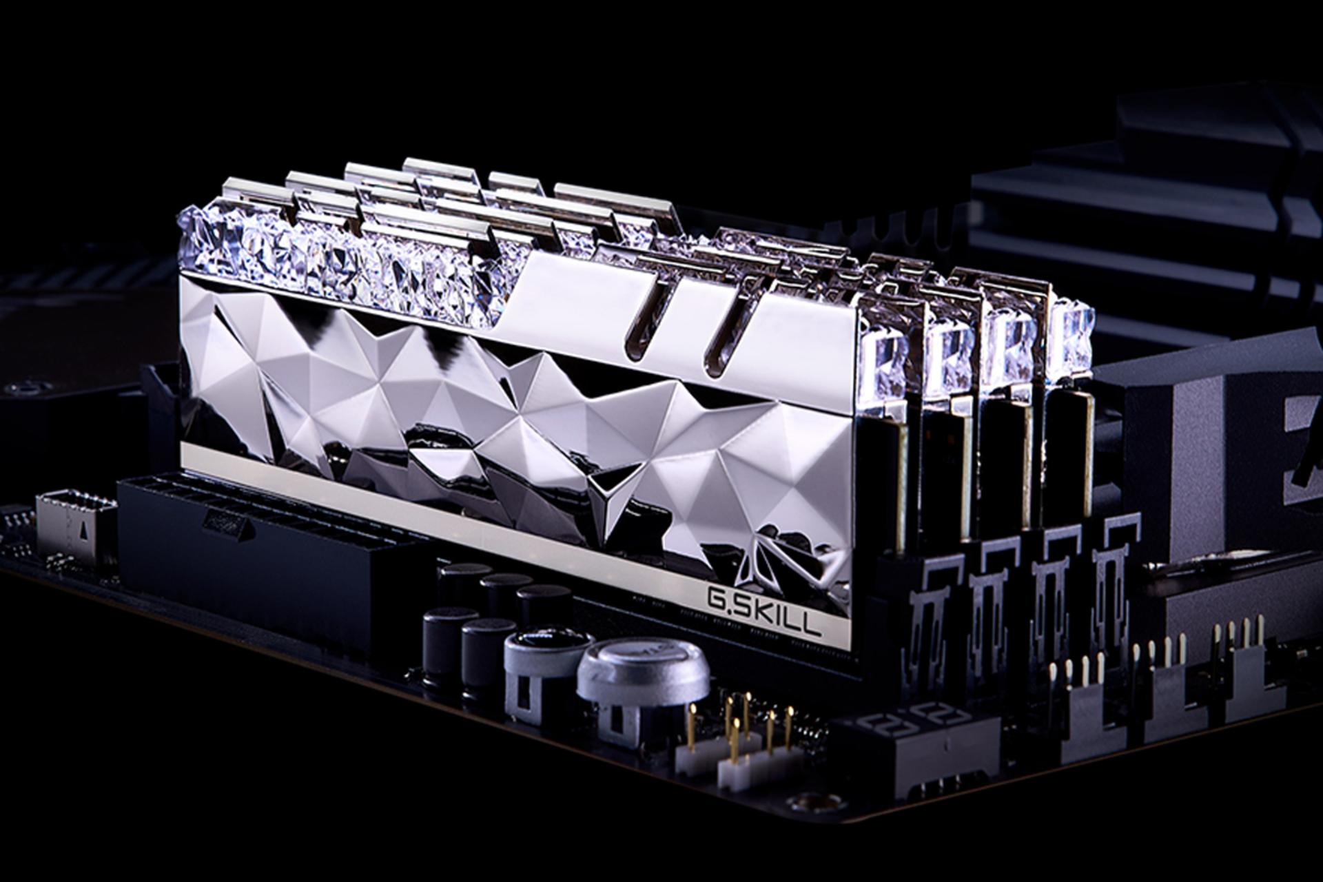 نمای نزدیک رم جی اسکیل Trident Z Royal Elite ظرفیت 64 گیگابایت (4x16) از نوع DDR4-3600