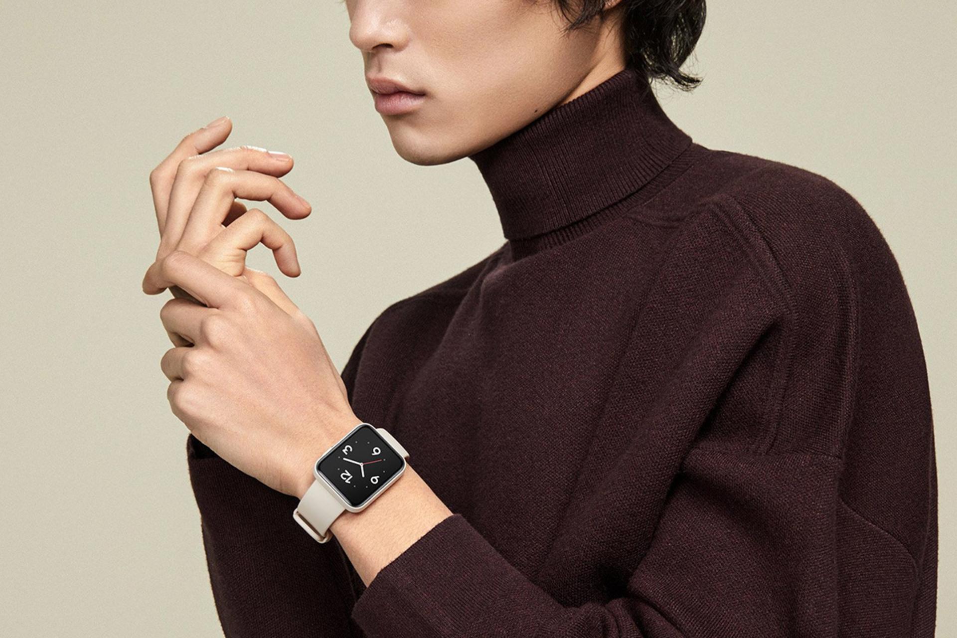 ساعت هوشمند شیائومی می واچ لایت رنگ رز گلد روی دست