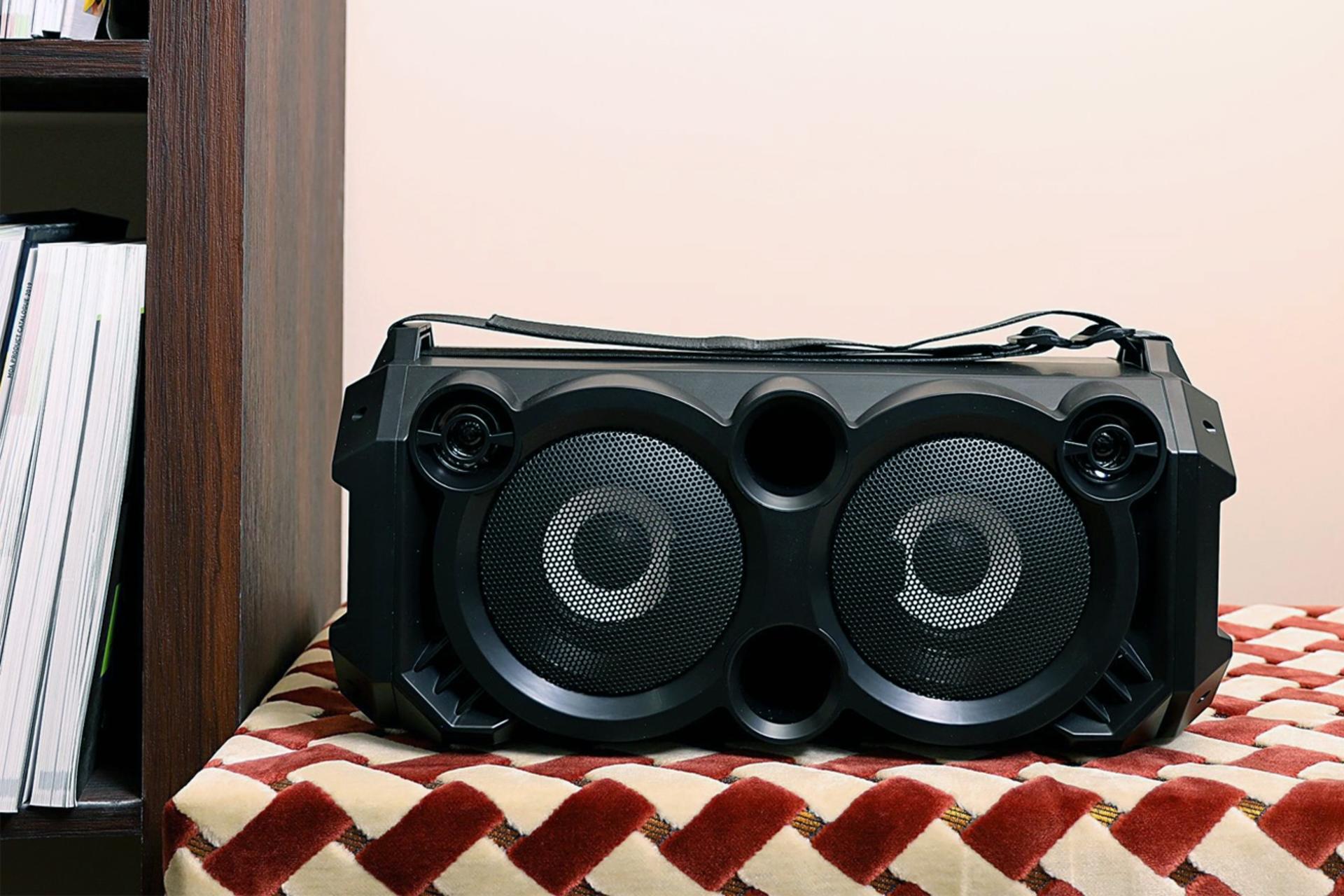 اسپیکر جی پاس GEEPAS GMS11136 روی میز