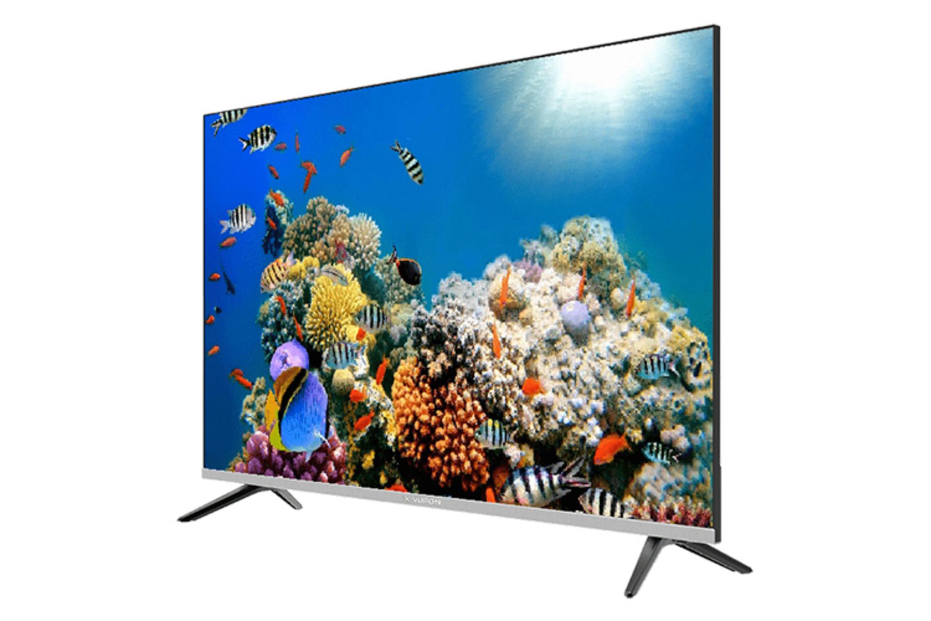 نمای نیمرخ راست تلویزیون ایکس ویژن 43XC630 با صفحه روشن