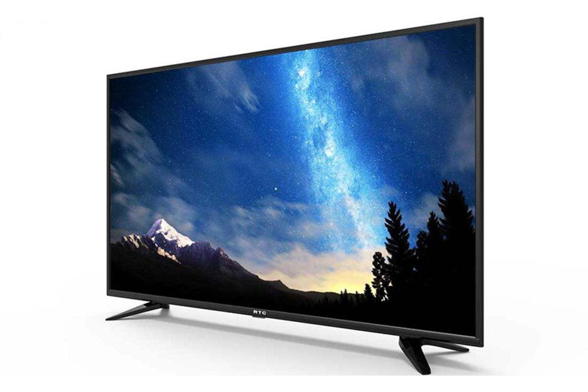 نمای نیم رخ تلویزیون آر تی سی SM5410 مدل 49 اینچ با صفحه روشن و پایه کناری دوشاخه