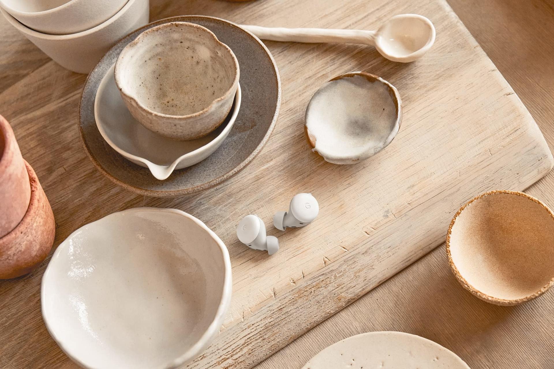 ایرباد بی سیم گوگل پیکسل بادز سری آ / Google Pixel Buds A-Series روی میز