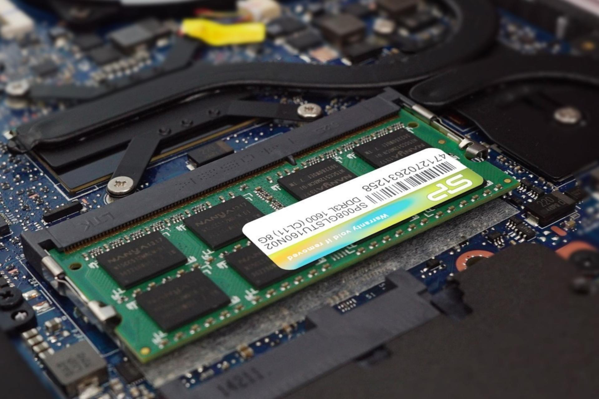رم سیلیکون پاور SP008GLSTU160N02 ظرفیت 8 گیگابایت از نوع DDR3L-1600 داخل لپ تاپ