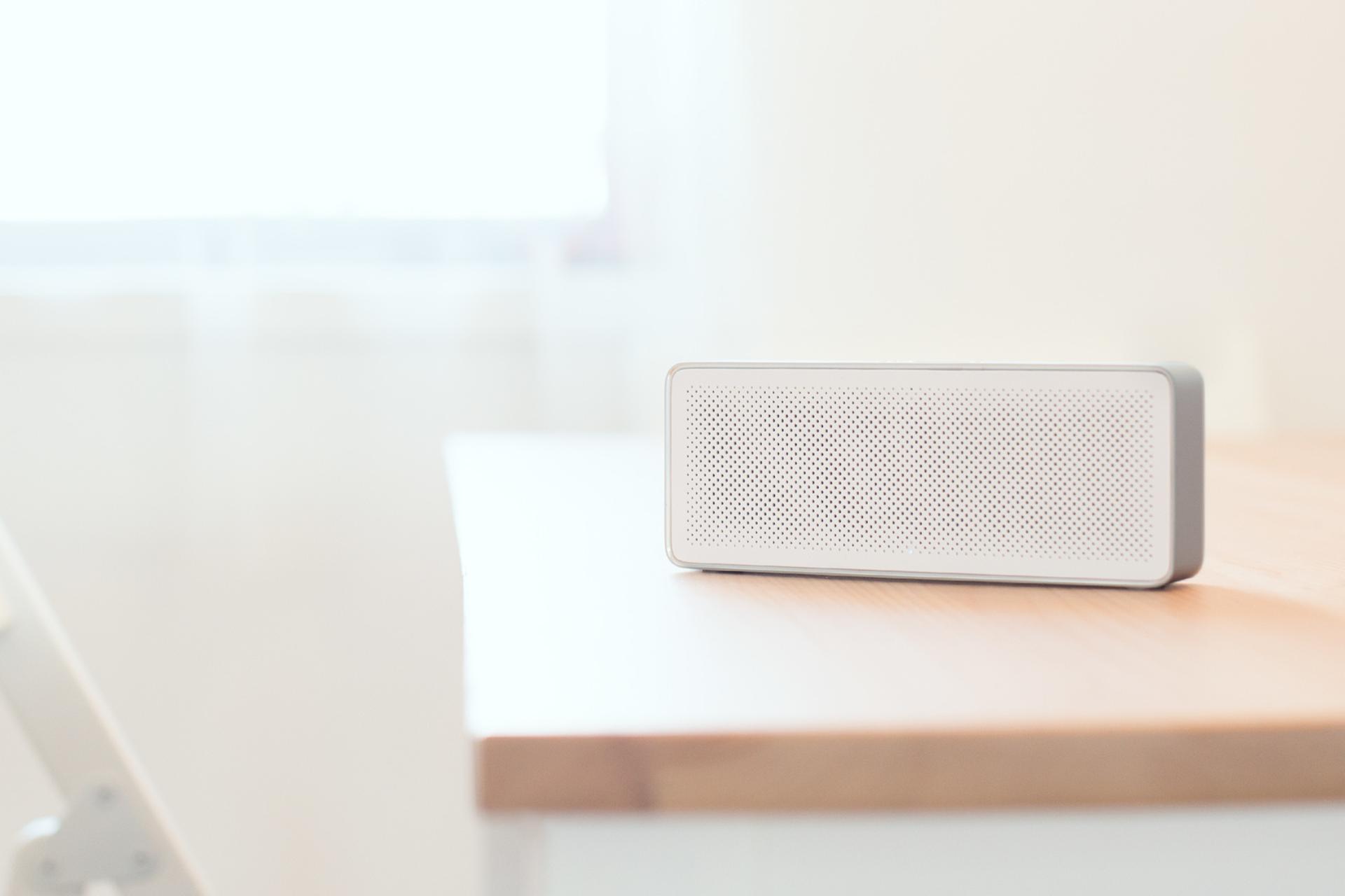 اسپیکر شیائومی Xiaomi Mi Bluetooth Speaker Basic 2 XMYX03YM روی میز تحریر