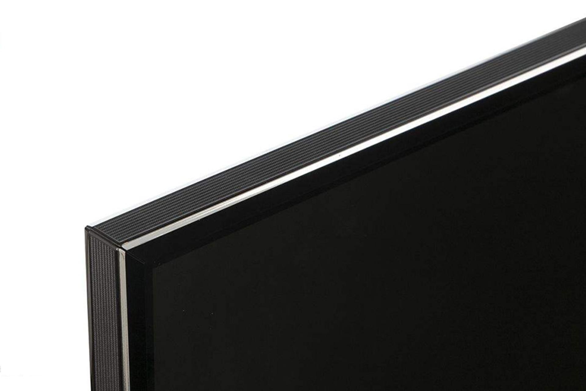 نمای لبه تلویزیون پاناسونیک EX600R مدل 43 اینچ و نمایش ضخامت حاشیه دور صفحه